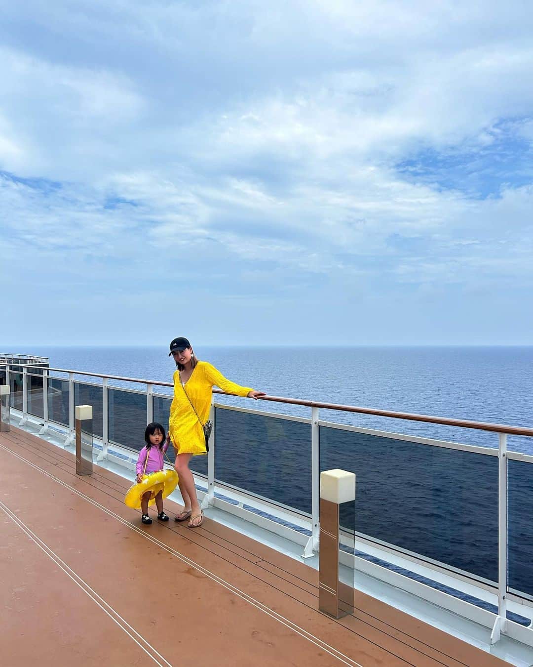 YUKAのインスタグラム：「#msccruising day3①🚢❤️🤍  3日目でやっと自分達の部屋から迷わずプールに行けるように😂 この日も朝からビュッフェ→プール⛱️ 👧🏽は初バナナスムージーを飲んでご満悦🍌🩵  #msccruises #mscbellissima #cruising」
