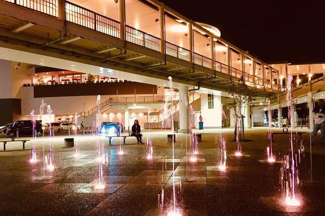 海老名市さんのインスタグラム写真 - (海老名市Instagram)「扇町の噴水⛲ 扇町にある海老名駅西口中心広場の噴水は子どもたちに大人気！ 夜はライトアップされ、昼間とは違う幻想的な光景で見る人を楽しませてくれます。 暑さ対策を万全に楽しんでください✨  ⛲７月～９月のタイムスケジュール⛲ 【時間】10時～20時 10時～16時までは10分間隔で噴水が稼働します。 ライトアップは17時～20時まで。  #好きです海老名 #住みたい住み続けたいまち海老名 #海老名 #神奈川 #ebina #写真募集 #写真 #募集 #扇町 #噴水 #水遊び #夏 #海老名駅 #西口 #ライトアップ」8月7日 14時13分 - ebina_official