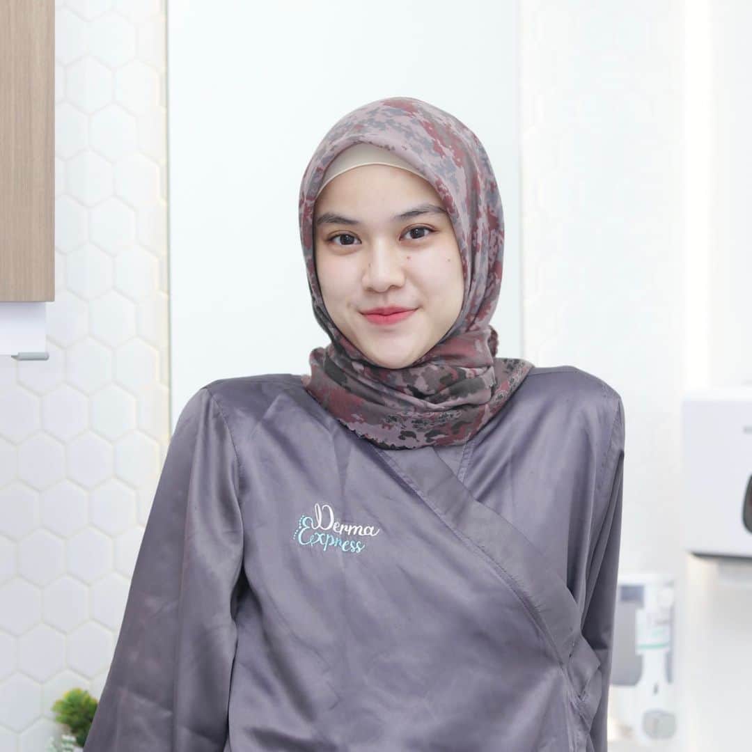 ドゥイ・プトゥリ・ボニタのインスタグラム：「Masya Allah, Tabarakallah✨ . . Happy banget bisa kesini lagi! Tempatnya wangi, treatmentnya seru, pokoke muantep puolll!! Yang mau wajah proporsional, kudu wajid kesini sih! Gamau pindah ke lain hati dah 🫣  #cakepterjangkaudermaexpressaja」