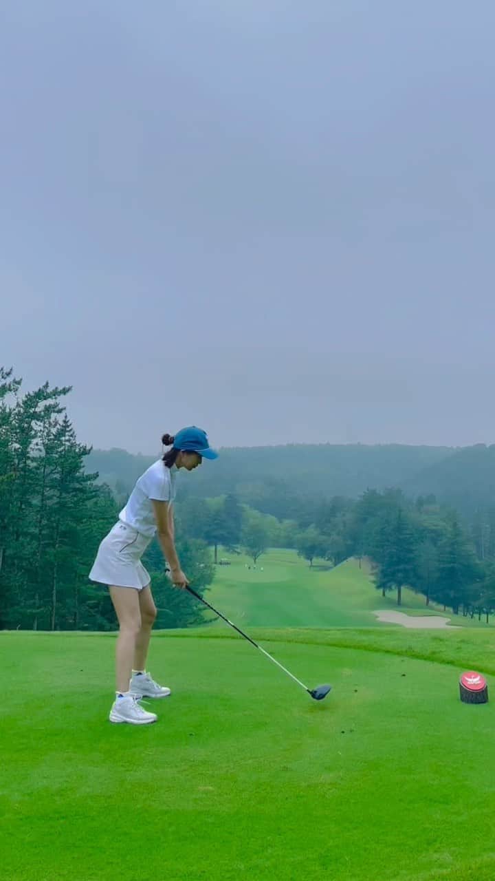 紺野ゆりのインスタグラム：「1ヶ月前のベスト更新した日🏌️‍♀️☆ 景色に癒された🌿  👚: @adidasgolf 🏌️‍♀️: @callawaygolf_japan 👟: @adidasgolf  #yurigolf🦋  #golf#golfswing#ゴルフスイング#golfwear#ゴルフ女子#골프#골프스윙#골프여자 #ゴルフウェア#adidasgoif」