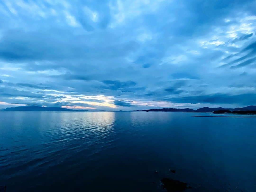 祥吉さんのインスタグラム写真 - (祥吉Instagram)「8月7日(月)19時の空 午前中パラパラっと雨が降り その後はずっと曇り空 夕暮れ時はほのかに太陽を感じる夕空でした  #夕暮れ #夕空 #瀬戸内海 #海 #空 #雲 #曇り #くもり空  #ほのかに」8月7日 19時42分 - akoshokichi