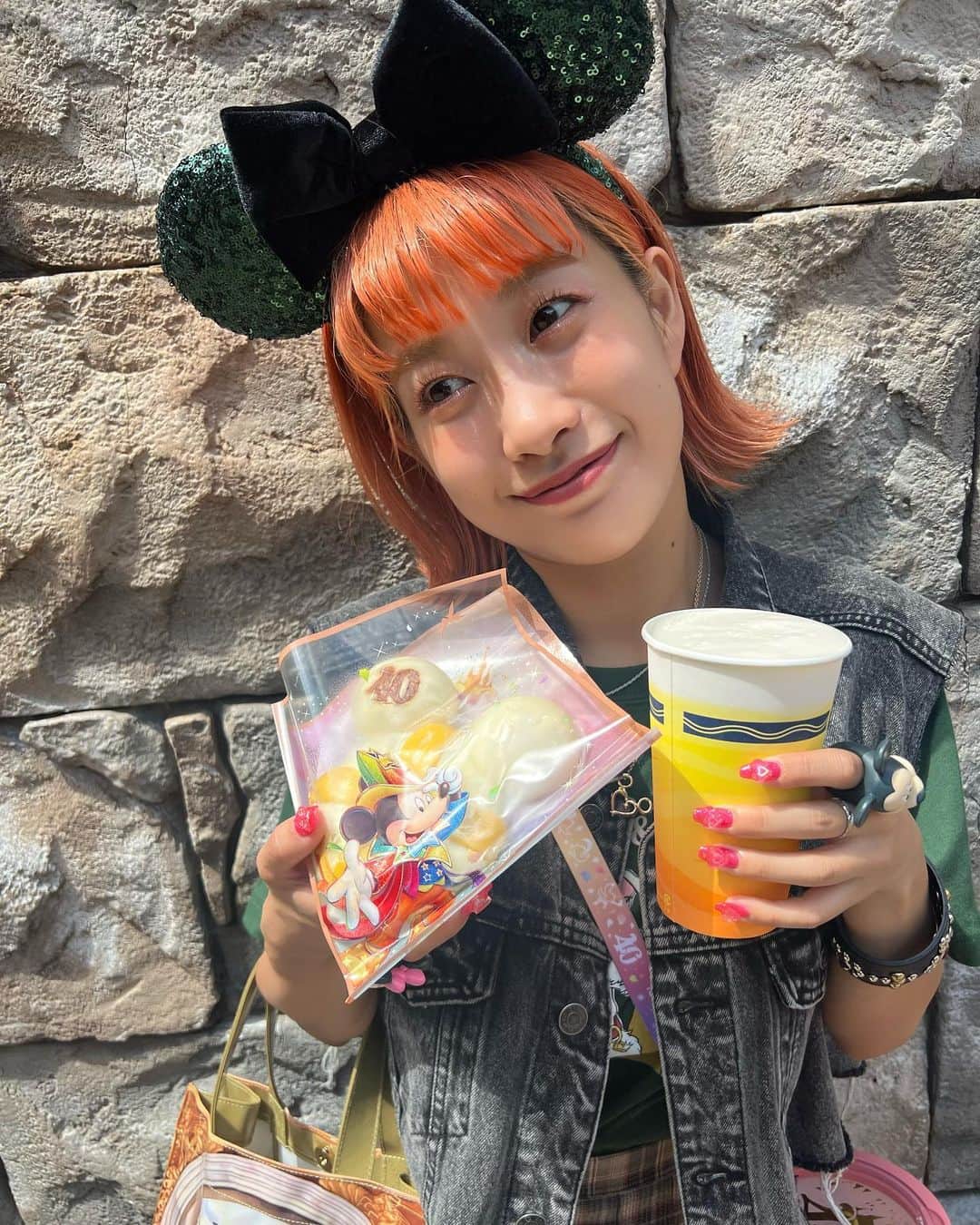 HANAのインスタグラム：「ディズニー行きたいなぁ,,,🥹♡  って思いながら写真見返す毎日😂w これは6月に行った時の写真🤳  次のディズニーは,,,😙♡ 行ける日までお仕事がんばりまーす😂💕」