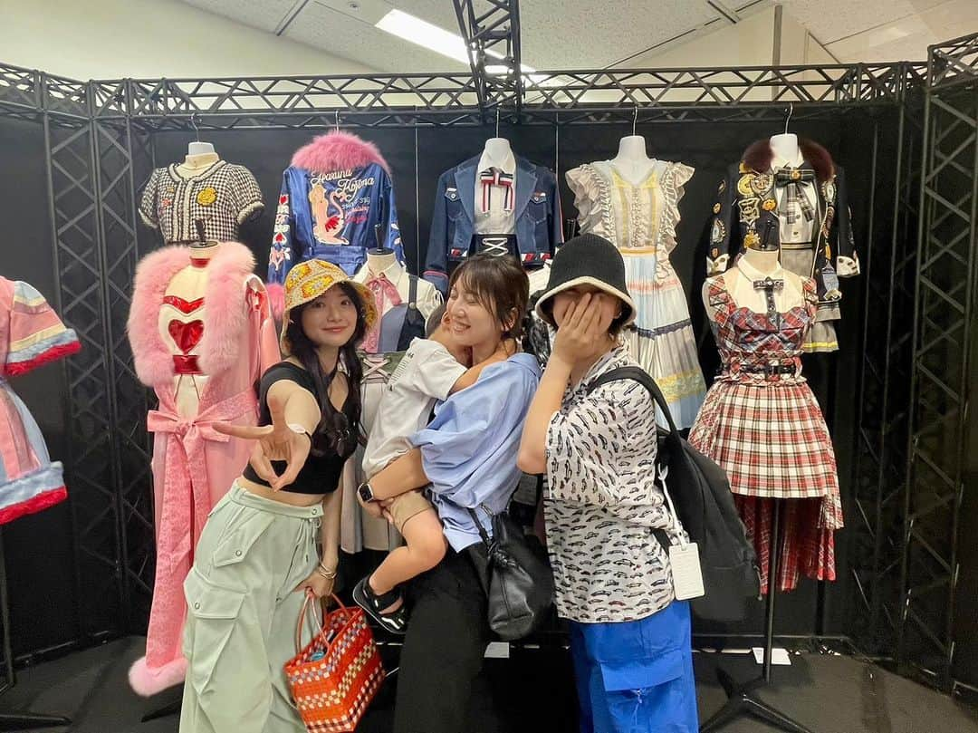 高城亜樹のインスタグラム：「AKB48大衣装展❤️‍🔥 行って来ましたー！！  素敵な衣装を着て、メイクしてもらって、ステージを準備してもらって幸せなアイドル人生だったなぁ🥹 って想い出に浸りながら観てきました🎤💐  大丸東京にて明日8日まで！ 昔AKB48好きだった方も、いまAKB48好きな方にも是非観に行ってほしい😌！  AKB48の歴史が詰まっています！！  #akb48大衣装展 #AKB48 #オサレカンパニー」