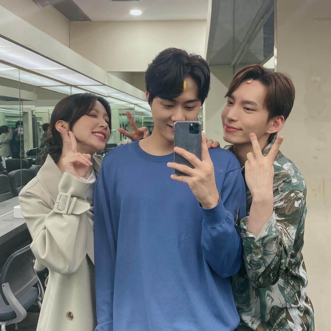 のインスタグラム：「막내즈🩵 오빠들 덕분에 너무너무 행복했다며..✨👁️👁️✨」