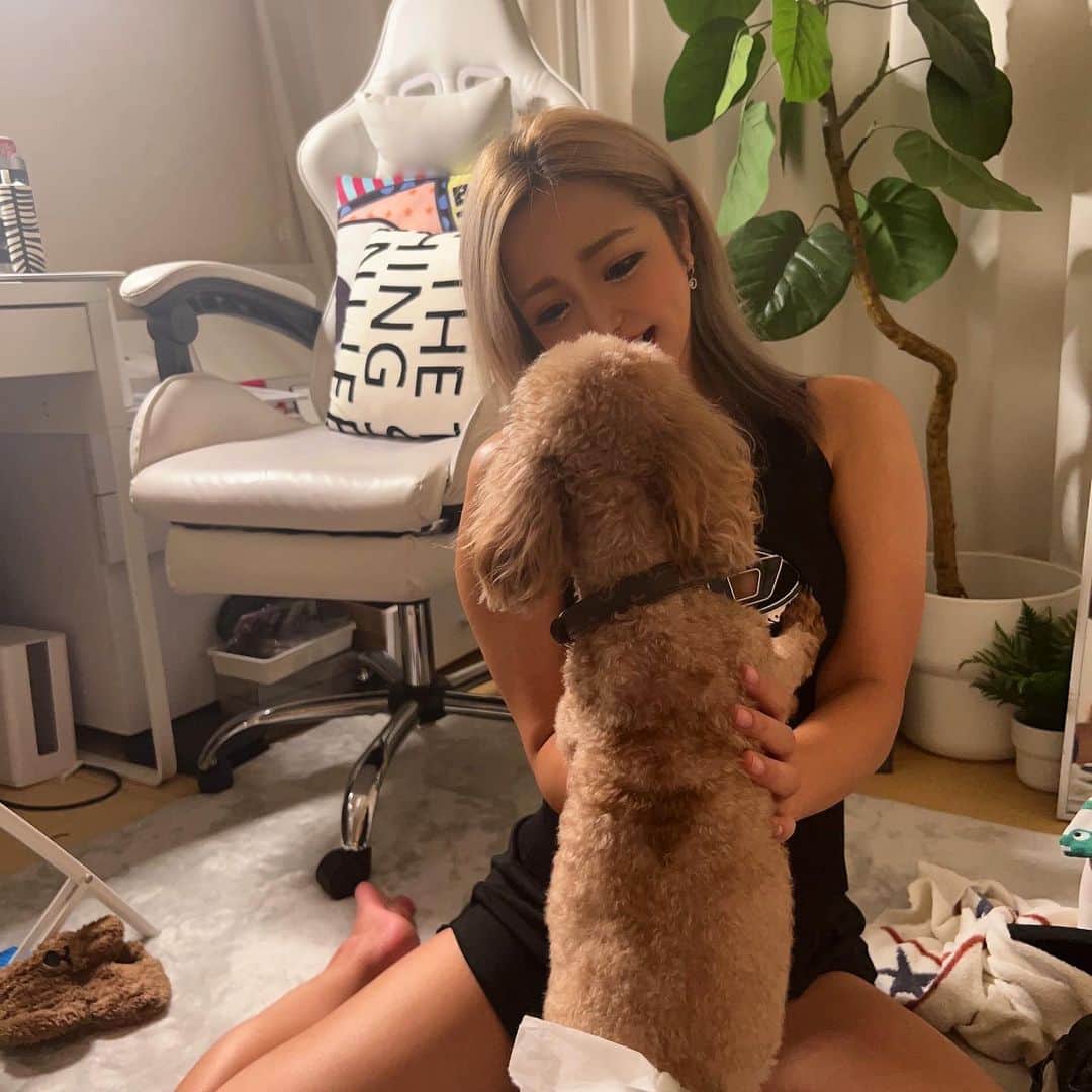 MII MAMAのインスタグラム：「. . . 👱🏾‍♀️🐶♥️ ------------------------------------------ 🔎White Style mi mama 良かったらチャンネル登録お願いします🙇🏽‍♀️ #YouTube#ユーチューバー#主婦ユーチューバー#MIIMAMA#チャンネル登録お願いします#2児ママ#年子ママ#ギャルママ#ぎゃるまま#アラサーママ#アラサー#30代#30代ママ#ホワイトインテリア#モノトーンインテリア#シンプルな暮らし#収納#ホワイト収納#イチナナ#イチナナライバー#専属ライバー#主婦ライバー#17LIVE#主婦YouTuber#ママYouTuber#ママライバー#幼稚園ママ#小学生ママ」