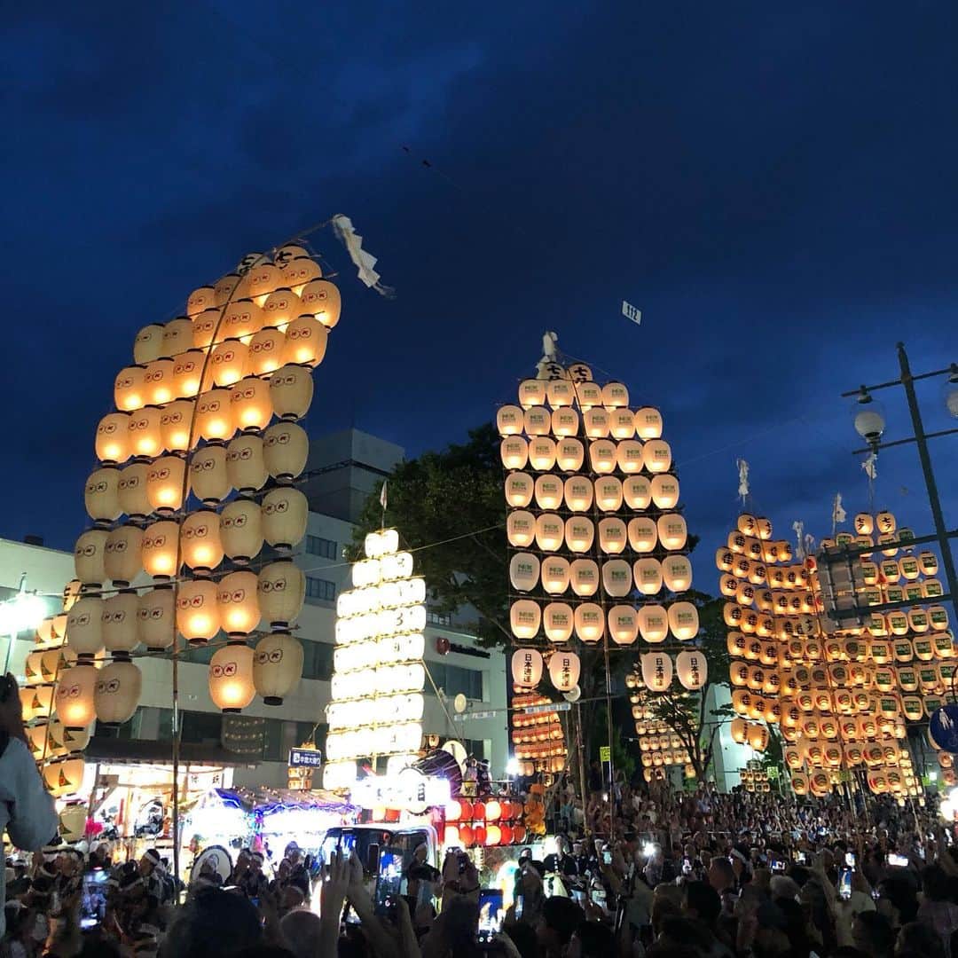 田中毅のインスタグラム：「. 人もやさしく、ご飯は上手い。（酒も） 街は綺麗で祭りは最高。  #秋田県  #竿燈まつり  #どっこいしょーどっこいしょー  #東北三大祭り」