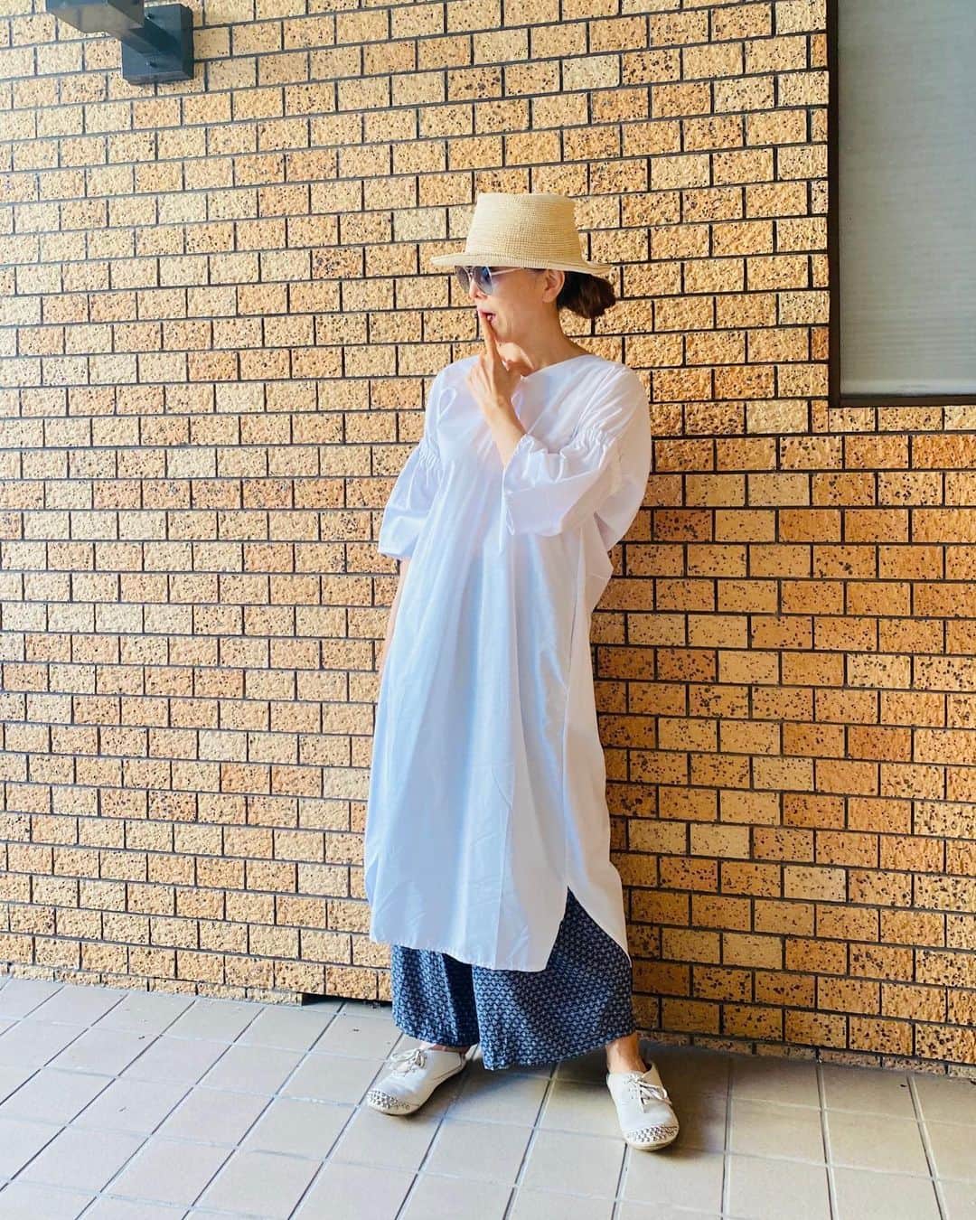 熊谷真実さんのインスタグラム写真 - (熊谷真実Instagram)「暑い🥵と言ってばかりいては と思いながら。  せめて雰囲気だけでも涼しく。 最近は背中開きが気に入ってます。 #熊谷真実 #夏スタイル #背中空きワンピース」8月7日 14時42分 - mami_kumagai310
