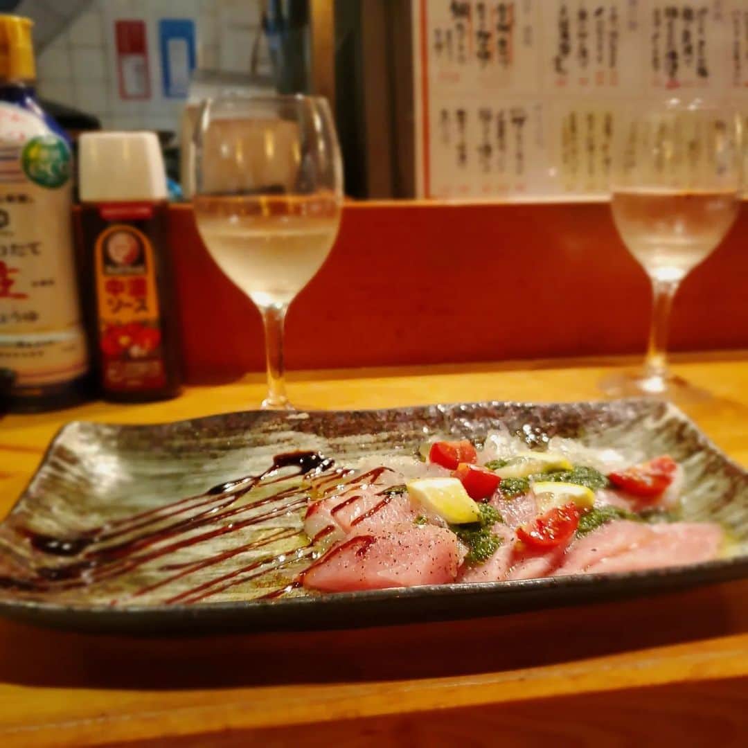 常世晶子のインスタグラム：「事務所のお仲間チェリー🍒と新橋にてしっぽり🥂　※チェリーは声優さんです。  この日は二人でボトル。笑  笑顔全開の写真はあまりにも笑っているためにあげないでおきますが…  夏だしね。お肌が緩んでいるので美容に凝りたいな🙄と思っている今日この頃。  #居酒屋 #2023 #夏  #暑い日には冷えたスパークリングワインだね #🥂」