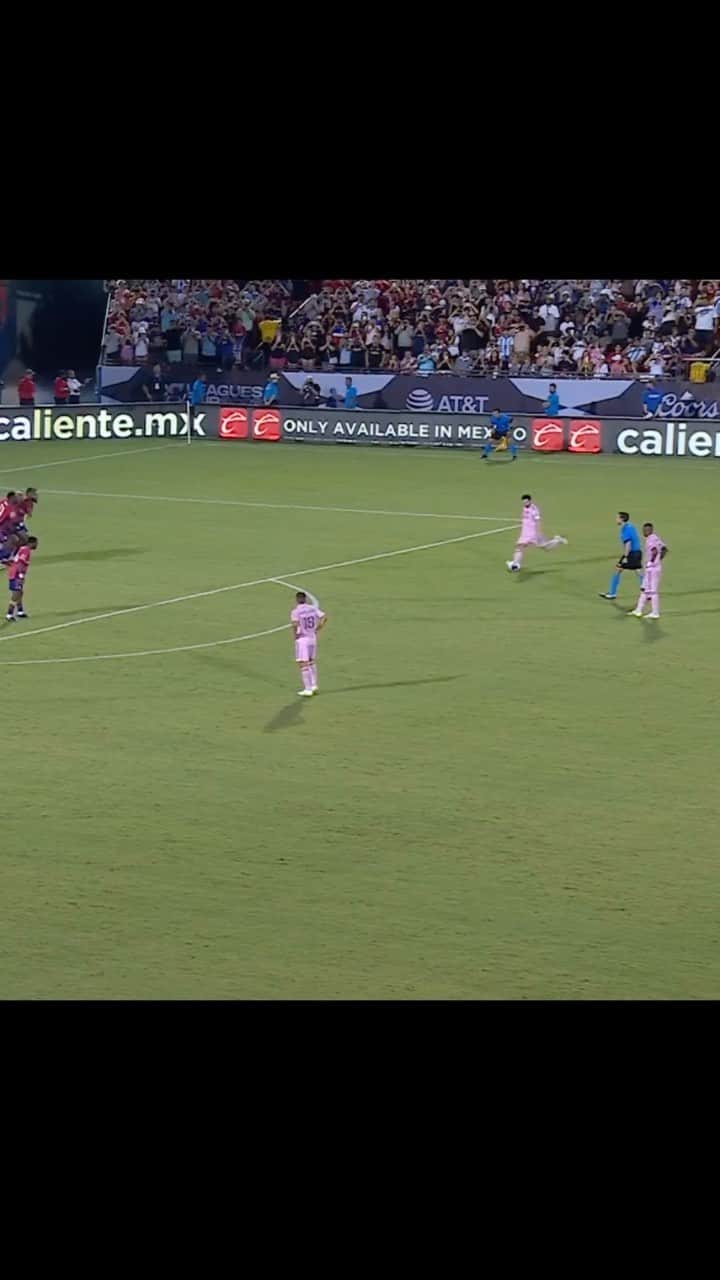 F2Freestylersのインスタグラム：「MESSI…UP, OVER AND IN!!!! 🤩🎯  84th minute, 4-3 down in cup….step forward Lionel Messi.   @mls  @intermiamicf   #messi #football #soccer #intermiami #miami #goat」