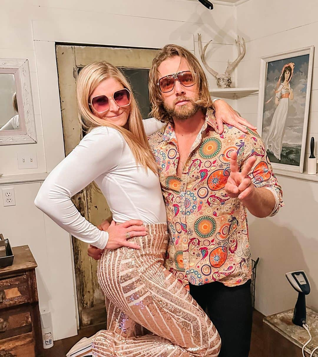 マックス・シエリオットのインスタグラム：「Weddings with a theme… we’re here for it!  My studio 54 outfit ended up more “Boston George” meets “Almost Famous” but whatever. She liked it 🤷‍♂️😘😜 #sorrywerefun」