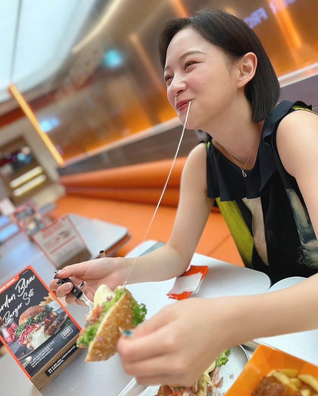 岡田ゆり子さんのインスタグラム写真 - (岡田ゆり子Instagram)「🍔🍔🍔  韓国のチーズ系の料理は だいたい全部こぼれるくらいの量が入っててチーズ好きとしてはたまらんのよ🤤💓  でも、ハンバーガーでまさかこんなに伸びるとは思ってなかったな笑  #superduperburger  #korea #koreatravel #ハンバーガー #韓国 #韓国旅行 #江南」8月7日 14時50分 - yyy__0520
