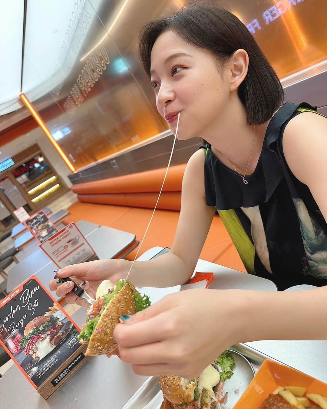 岡田ゆり子のインスタグラム：「🍔🍔🍔  韓国のチーズ系の料理は だいたい全部こぼれるくらいの量が入っててチーズ好きとしてはたまらんのよ🤤💓  でも、ハンバーガーでまさかこんなに伸びるとは思ってなかったな笑  #superduperburger  #korea #koreatravel #ハンバーガー #韓国 #韓国旅行 #江南」