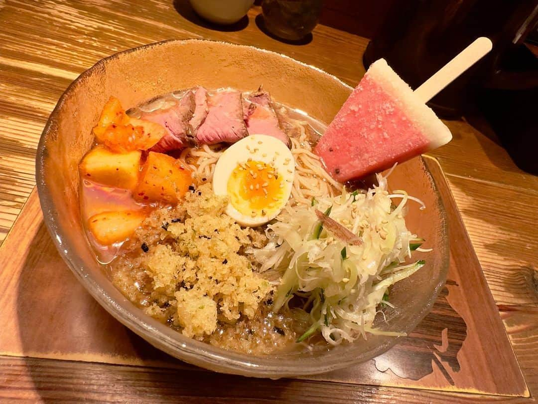 わっきーのインスタグラム：「【麺屋武蔵 二天】の夏限定メニュー なんと、あのスイカバーをそのままぶち込んだ奇想天外な冷やしラーメン！ 2023年8月13日まで。  #麺屋武蔵 #麺屋武蔵二天 #ラーメン #冷やしラーメン #麺スタグラム #スイカバー #東京グルメ #池袋グルメ #池袋ラーメン #youtube #わっきーtv」