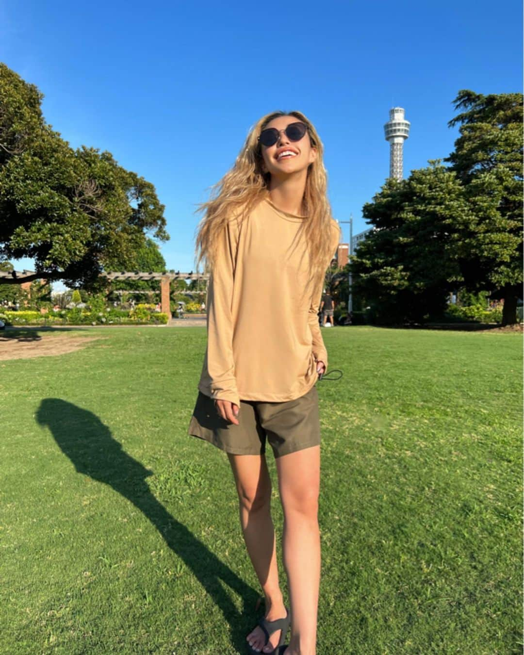 ユミ さんのインスタグラム写真 - (ユミ Instagram)「healthy summer💪🏽🫠🧡🧡🌞🌳  最後の動画は 久々に本気のプールで泳ぎたくなって🏊🏽‍♀️ 泳いできた💪🏽😆✨  体作りにもなるし、 いい運動になるからヘルシーでいいね☺️🌞 この写真の中で見ても、動画が一番、 腕の形にプリっとメリハリついてない？😂💖 早速すごい🏊🏼‍♀️👀🤣💕  #beach#park#pool#swimming」8月7日 14時58分 - yuminchu1029