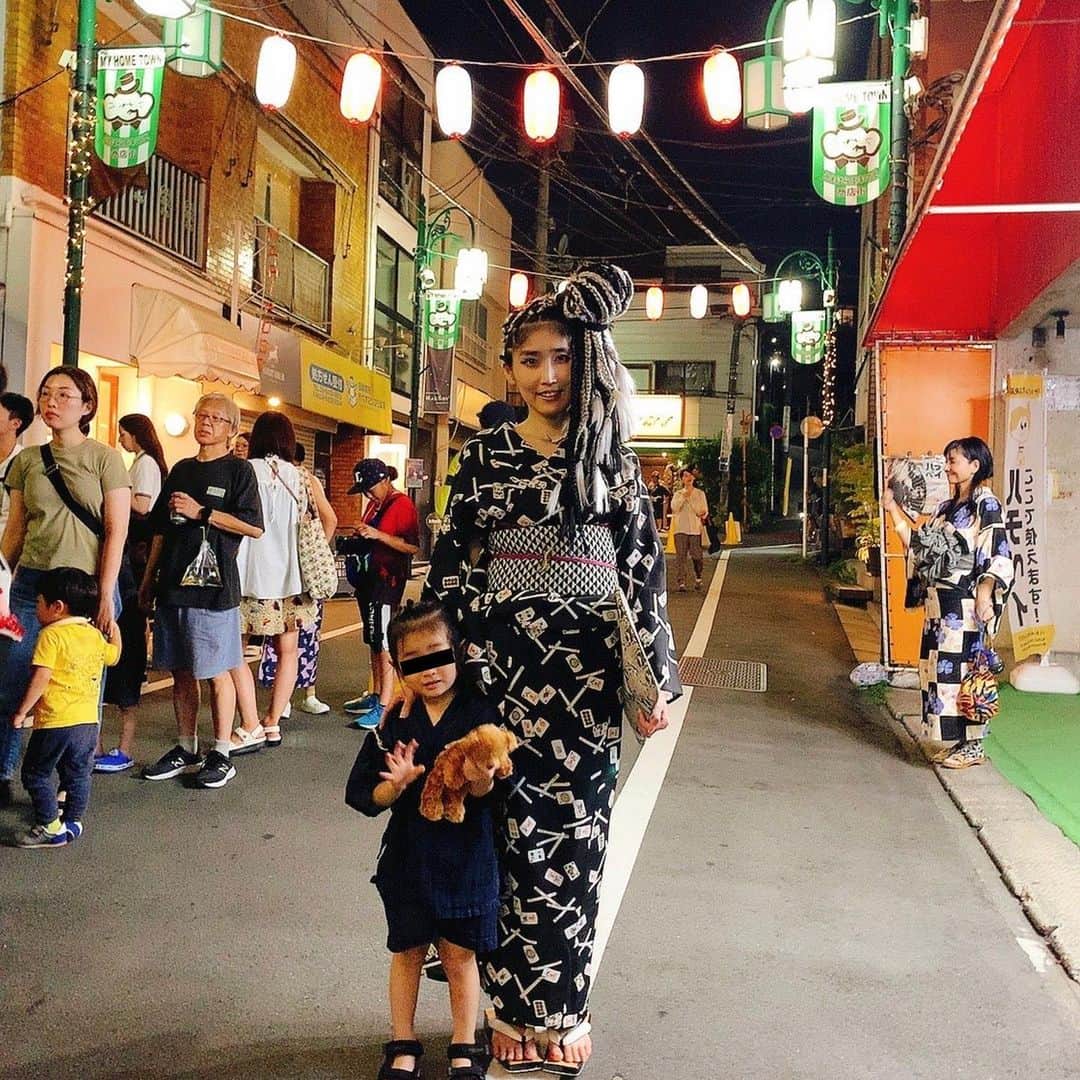 峰なゆかのインスタグラム：「2日連続で盆踊りに行く峰家！！　でも屋台がすべて行列できててしょうがないので駅中の中華料理屋に行って帰ってきたよ！ ちなみに私の浴衣は麻雀牌柄に、帯は鱗柄、ムカデの帯留でした！ #盆踊り　#浴衣　#浴衣コーデ　#親子コーデ　#中華料理　#わが子ちゃん」