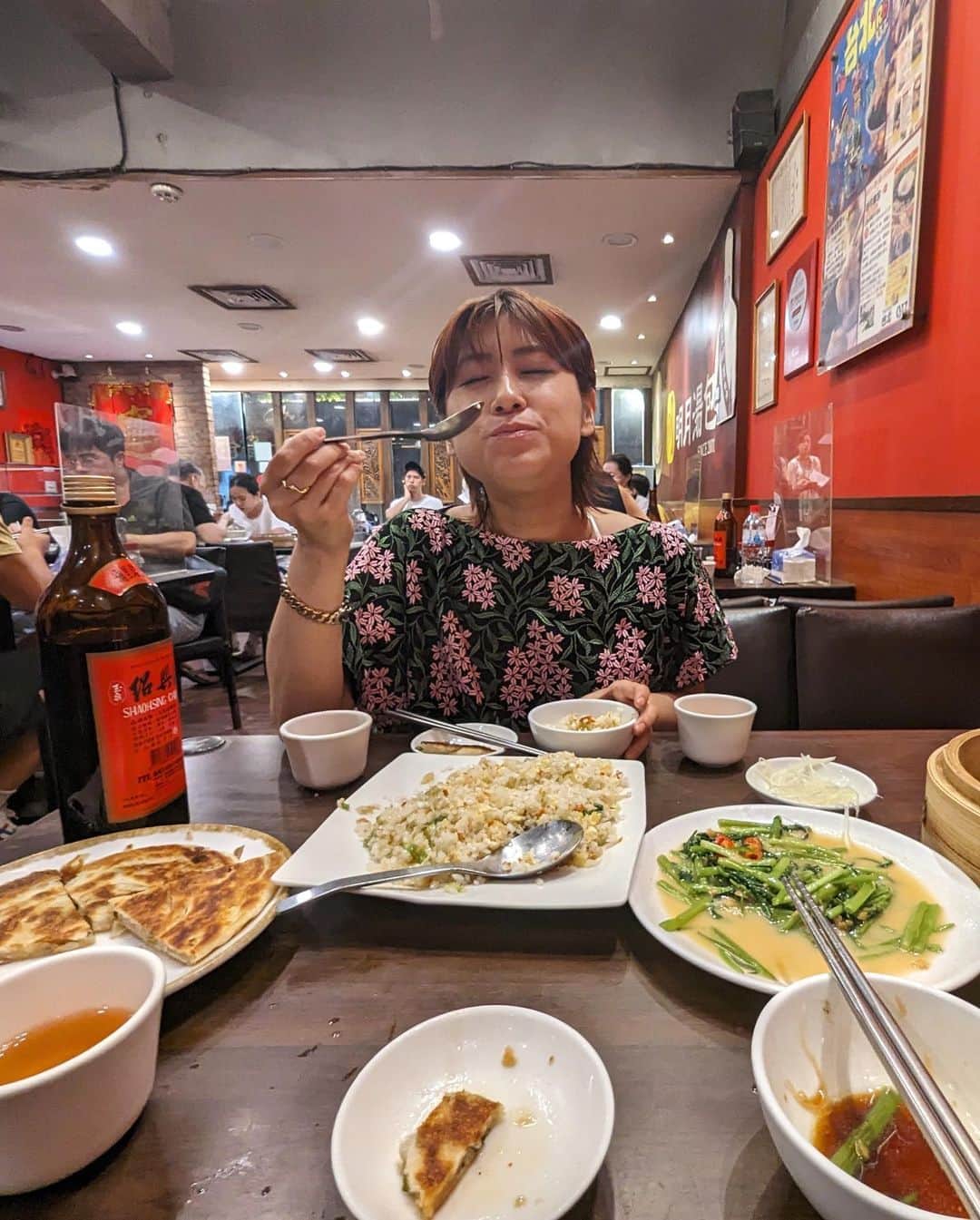IMALUさんのインスタグラム写真 - (IMALUInstagram)「【台湾で食べたものをご紹介】  2,3「 #西門麺店 」の涼麺（りゃんめん）と銷魂猪脚飯（ジュージャオファン） 日本語・英語メニューもなかったので適当にオススメっぽいのを頼んでみた。両方美味しかったけど出てくるまで何頼んだか分からない怖さがあるので定番メニューの漢字を事前にメモしておくことをお勧めします（笑）  4「 #面線町 」 初めての「麵線（ミェンシェン）」トッピング全乗せが有名みたいですが私はチキンをオーダー。洒落た店内とは異なるニンニクのパンチすごい！  5 「 #麥吉 machi machi 」 チーズティーが有名らしいが甘い飲み物をあまり飲まない私は普通のブラックミルクティーを注文。  6 「 #迪母ㄟ白糖粿 (ディッムーエィ ベーダングィ）」 台湾チュロス！？揚げの白糖粿（ベーダングィ）外カリ中モチ！ストリートの出店でたまたま食べたらめちゃ美味しくてこれは本当にお勧め！  7,8 「 #23Public 」 台湾のクラフトビールが沢山あるお店。中にはレコード屋さんもあり、昔の台湾歌謡が流れたりする洒落た空間でした。歩き疲れた時のひと休みに生き返ったスポット。  9,10 「 #明月湯包（ミンユエタンパオ）」 小籠包をお目当てに。早い、美味しいで間違いないお店。日本語メニューありなので安心です。  旅行中の動画はリールにもアップしてまっす！よかったらぜひ！  スペシャル感謝🙏🏻 色んなお店を教えてくれた @takakiobara ✨  #taiwan #台湾 #台湾旅行 #台湾ご飯」8月7日 15時08分 - imalu_0919