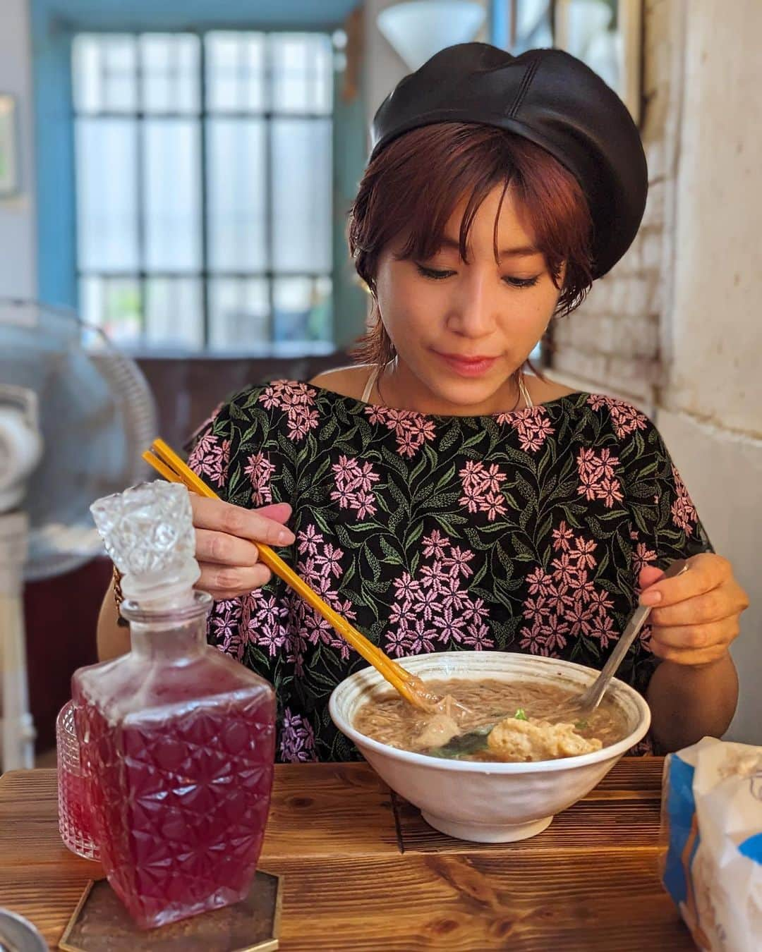 IMALUさんのインスタグラム写真 - (IMALUInstagram)「【台湾で食べたものをご紹介】  2,3「 #西門麺店 」の涼麺（りゃんめん）と銷魂猪脚飯（ジュージャオファン） 日本語・英語メニューもなかったので適当にオススメっぽいのを頼んでみた。両方美味しかったけど出てくるまで何頼んだか分からない怖さがあるので定番メニューの漢字を事前にメモしておくことをお勧めします（笑）  4「 #面線町 」 初めての「麵線（ミェンシェン）」トッピング全乗せが有名みたいですが私はチキンをオーダー。洒落た店内とは異なるニンニクのパンチすごい！  5 「 #麥吉 machi machi 」 チーズティーが有名らしいが甘い飲み物をあまり飲まない私は普通のブラックミルクティーを注文。  6 「 #迪母ㄟ白糖粿 (ディッムーエィ ベーダングィ）」 台湾チュロス！？揚げの白糖粿（ベーダングィ）外カリ中モチ！ストリートの出店でたまたま食べたらめちゃ美味しくてこれは本当にお勧め！  7,8 「 #23Public 」 台湾のクラフトビールが沢山あるお店。中にはレコード屋さんもあり、昔の台湾歌謡が流れたりする洒落た空間でした。歩き疲れた時のひと休みに生き返ったスポット。  9,10 「 #明月湯包（ミンユエタンパオ）」 小籠包をお目当てに。早い、美味しいで間違いないお店。日本語メニューありなので安心です。  旅行中の動画はリールにもアップしてまっす！よかったらぜひ！  スペシャル感謝🙏🏻 色んなお店を教えてくれた @takakiobara ✨  #taiwan #台湾 #台湾旅行 #台湾ご飯」8月7日 15時08分 - imalu_0919