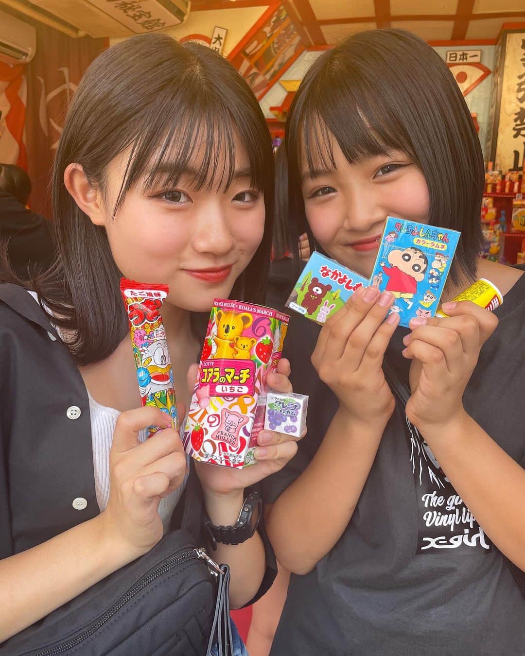 のインスタグラム：「たこ焼きとか大阪っぽいものは食べられなかったけど前回の大阪旅行で行った射的に行けたよー🎯  たこ焼き食べたかったけど暑すぎてやばかった😭  _ _ _ _ _ _ _ _ _ _ _ _ _ _ _ _ _   ◽️YouTube◽️ ろこまこあこチャンネル ▶︎夏休み毎日投稿中  ろこチャンネル ▶︎木曜日　17時〜  ライブ配信 ▶︎毎日投稿中お休み  ◽️TikTok◽️ ろこまこあこ ▶︎ atukiyo0311 ろこ（母管理）▶︎ rocoz.0517rma  ◽️Instagram◽️ ろこ（母管理）▶︎ @rocoroco0517 まこ（母管理）▶︎ @macomacomacorun  あこ（母管理）▶︎ @acoacoaconz  _ _ _ _ _ _ _ _ _ _ _ _ _ _ _ _ _ _  #kidsfashion#三姉妹#youtube#youtuber#ろこまこあこ#キッズコーデ#小学生コーデ#jc2#js6#twins#双子#コーデ#kids」