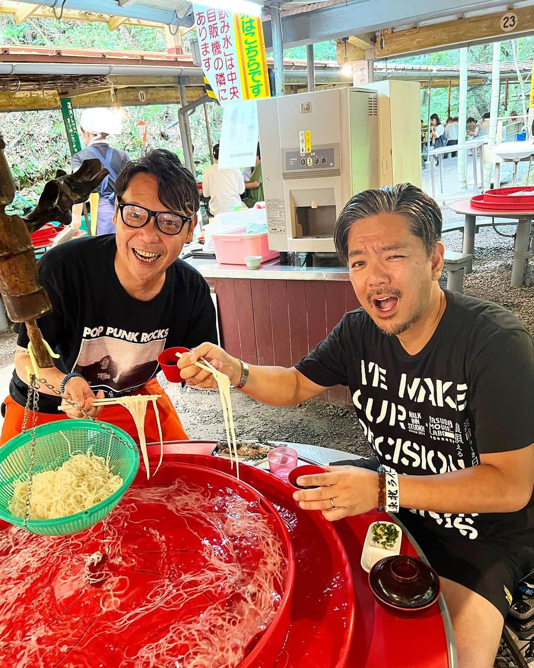 日高央さんのインスタグラム写真 - (日高央Instagram)「やっぱ鹿児島は奥深いですわ…「さっぱりしたもの食べたい(ジジイだし腰悪いし)」ってウォークイン太一にリクエストしたら、地元では老若男女が食べるし、一家に一台は「そうめん流し機」持ってますよ、っつってそうめん流しに…え？流しそうめんじゃなくて「そうめん流し」？って連れて来た貰ったのが『慈眼寺そうめん流し』🥢  桜島をイメージした赤い水流機？の中にそうめん放り込んで、それをお箸ですくって食べる何とも涼しげな一品！関東に比べるとかなり甘口な醤油ダレも、付け合わせのニジマス塩焼きも夏バテ防止に最高🎶  ここでアコLIVEしたいぐらい最高😁本日まもなくウォークイン・スタジオにて弾き語りです、お楽しみに〜！」8月7日 15時12分 - hidakatoru