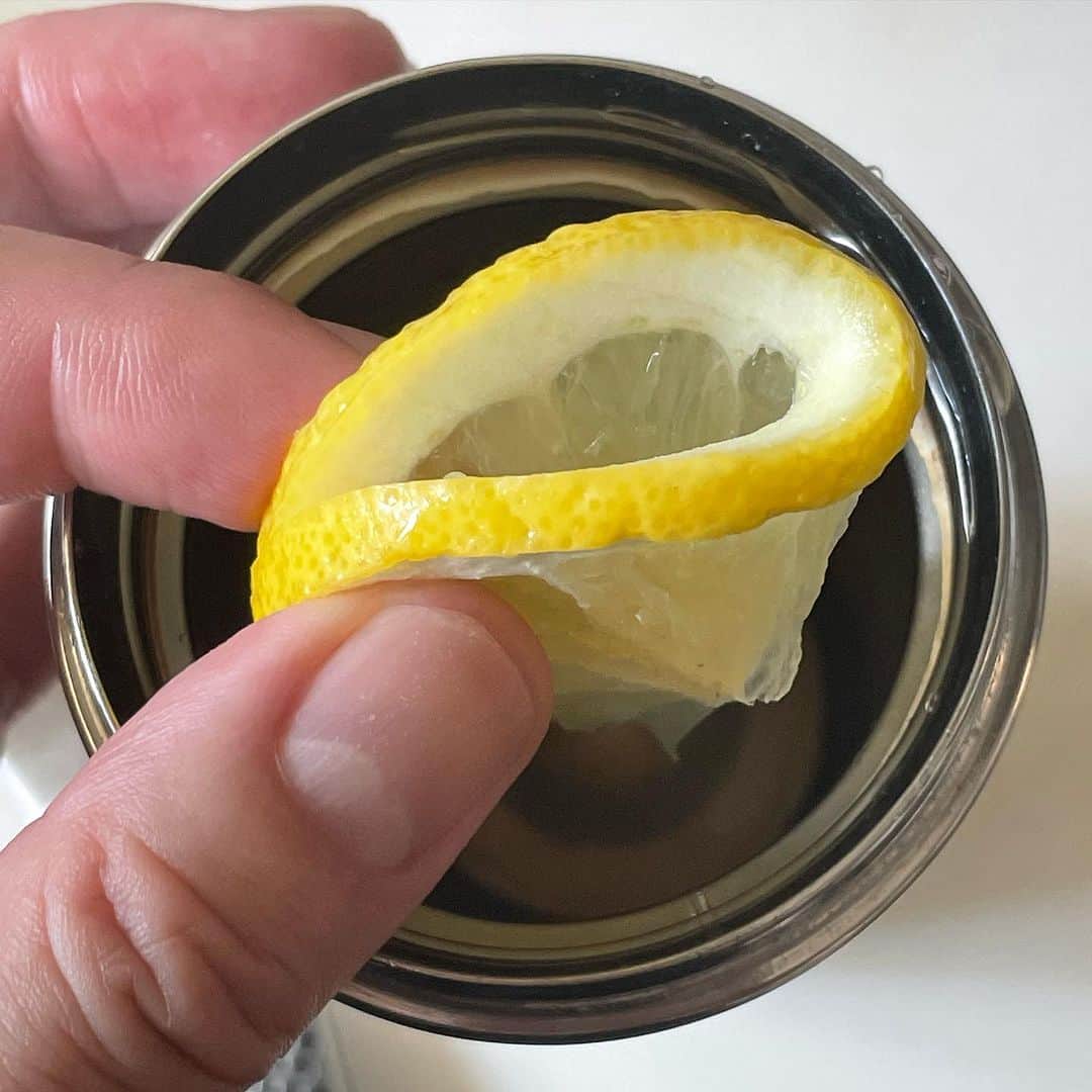 北原徹さんのインスタグラム写真 - (北原徹Instagram)「とても暑い日が続きますね。 最近のマイブーム（旧くてごめんなさい🙏）は水筒に何を入れるか。ペットボトルを買うことは好きではないので、自分アレンジの水を作っています。おすすめは生姜を擦って、レモンを絞って、塩（自然塩：塩成分88.4%なのでミネラルが多い）を入れて水を入れたものを持ち歩いています。 塩分補給をしながら、美味しく飲んでいます。ジンジャーエールの炭酸抜き、甘み抜きに塩を入れただけですが😅 @this0515」8月7日 15時13分 - torukitahara