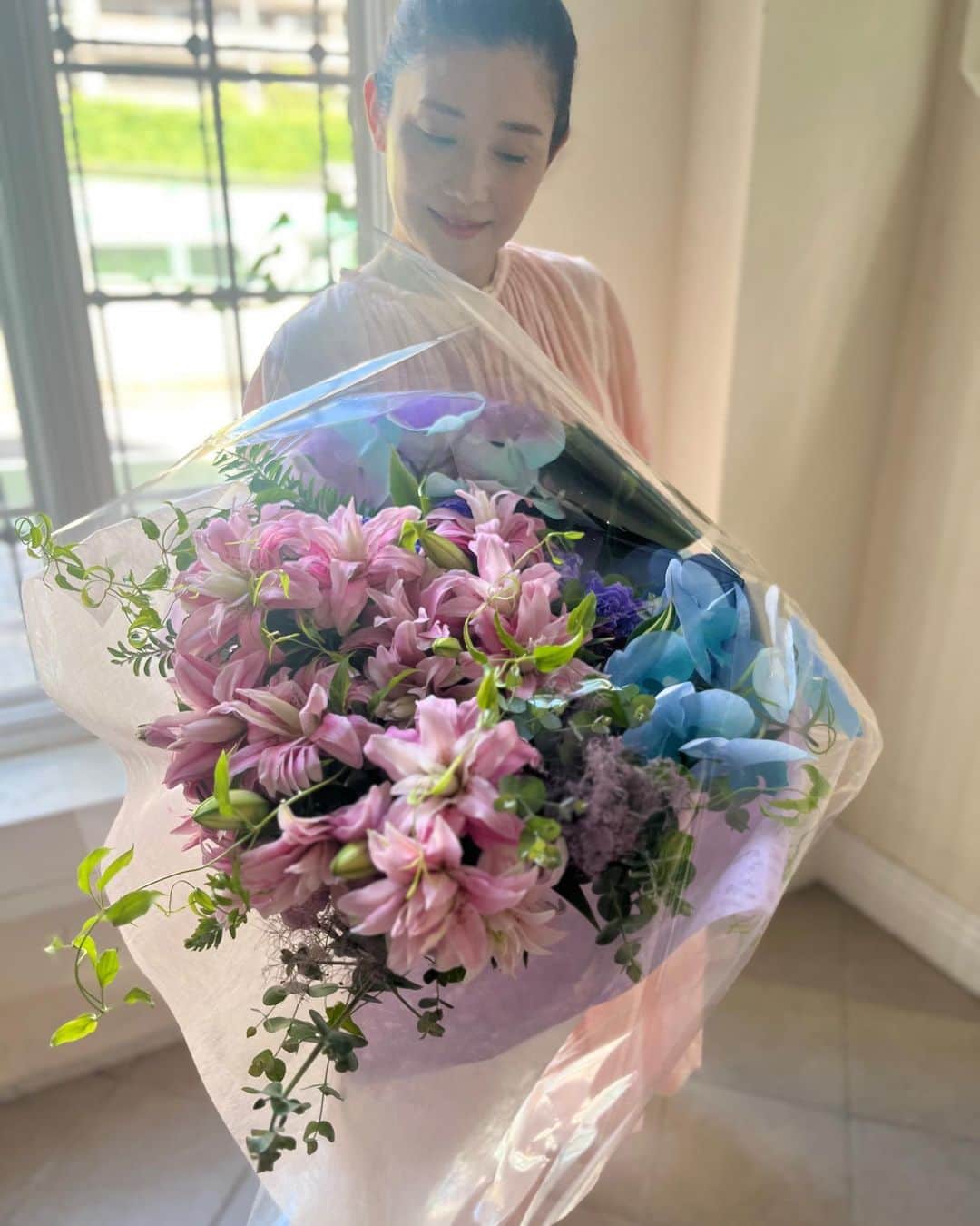 石田ひかりのインスタグラム：「朝からさつえい頑張ったごほーびの☺️ こんなにきれいな花束を❣️  ありがとうございます😭  八重咲のユリ！ 美しい😍😍😍😍❣️  #八重咲のユリ」
