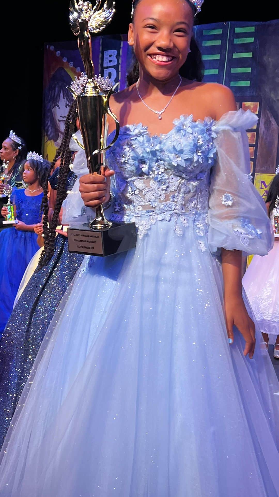 エリカ・キャンベルのインスタグラム：「I’m so very proud of my baby she was the 1st runner up in the @littlemissafricanamerican pageant and Zaya was so happy she was in it, event though initially she didn’t want to do it! I knew she had a talent and the right heart to handle a pageant. It was a crazy experience, but she learned a lot about herself. She handled it with so much grace I couldn’t be more proud!! my baby girl looked amazing. Congratulations honey your family celebrates you big time!! your future is so bright!!! #zayacampbell #werethecampbells   oh! And yes, that is Zaya singing backgrounds on this song 👍🏽 she’s been working for a few years now❤️☺️」