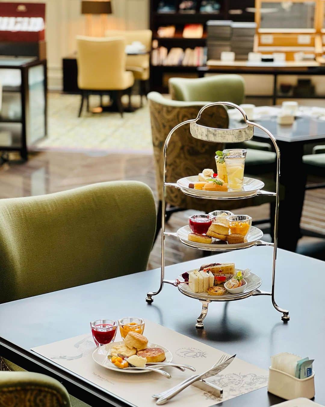 東京ステーションホテルTokyo Station Hotelのインスタグラム：「𝕃𝕒𝕦𝕣𝕒 𝔸𝕤𝕙𝕝𝕖𝕪 𝔸𝕗𝕥𝕖𝕣𝕟𝕠𝕠𝕟 予約開始後即完売だった幻のローラ アシュレイのアフタヌーンティー、なんと3日間の追加販売決定です！ ⁡ 普段は宿泊者しか入れないホテル４階の屋根裏空間で、東京駅創建当時の赤レンガの壁から歴史を感じながら、ローラ アシュレイの世界観を堪能してみてはいかがでしょうか。お席の空きも残りわずかですのでご予約はお早めに。 ⁡ 3 more days to open for our very popular Laura Ashley Afternoon at atrium! Don’t miss the last chance!  ⁡ 詳しくは @tokyostationhotel のプロフィールにあるリンクマーク🔗のURL「リンク集」をクリックしてご覧ください。 ————————————————————— @tokyostationhotel @forbestravelguide @smallluxuryhotels @smallluxuryhotels_jp @tokyostationcity @kiwicollection #carewhereyoustay #travelselect #weareinternova #tokyostation #tokyostationhotel #tokyotravel #tokyotrip #tokyohotel #japantravel #japanhotel #lauraashley #東京ステーションホテル #東京駅 #東京駅舎 #丸の内 #丸の内駅舎 #東京ホテル #ホカンス #ヌン活 #ローラアシュレイ #アフタヌーンティー東京」
