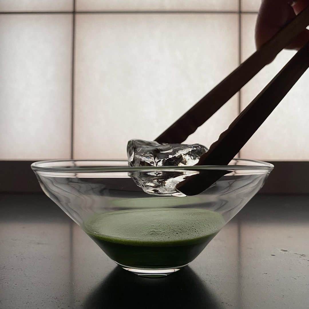 のインスタグラム：「Would you like some iced matcha?  冷たい抹茶で、涼一服。  #ippodotea #ippodo #kyoto #matcha #icedmatcha #teatime #greentea」