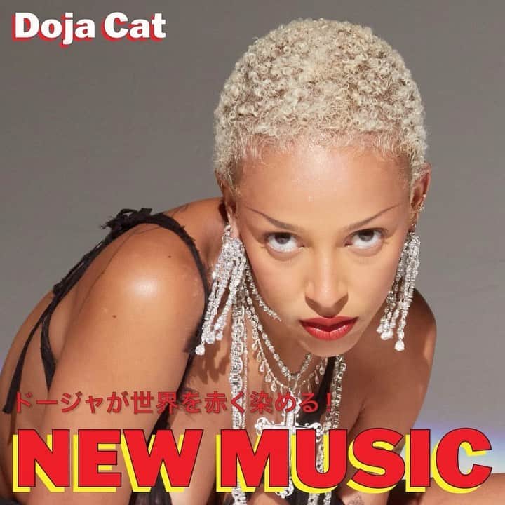 ソニー・ミュージック洋楽のインスタグラム：「🟥ドージャ・キャット最新曲で世界を赤く染める🟥  ドージャ・キャットの最新曲 「Paint The Town Red」がリリース🩸 タイトルを訳すと”街を赤く染める” では、なぜ赤く染めるのか・・・？🤔  パリ・オートクチュール・ファッションウィークに 真っ赤なボディメイクで参加し、注目を集めたのを 覚えているでしょうか？  あの時に受けた批判に対して “そんなの気にしない 私は街中を赤く染める”と 揶揄したアンサーソング/伏線回収ソングなのです👊  同時に公開されたミュージックビデオでは ドージャが描いた絵が完全再現され ルーズソックスを履くギャル・ドージャも見れるので ぜひチェックしてみてください🔍  #ソニー洋楽新曲紹介  #dojacat #ドージャキャット #paintthetownred #rap #hiphop #スキャパレリ #ファッション #洋楽 #ミュージックビデオ」