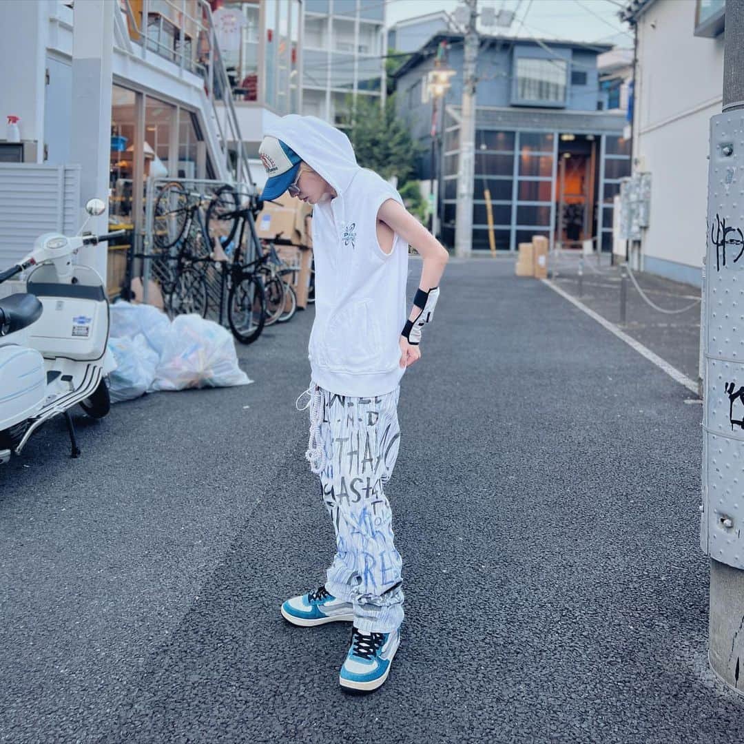 むゆあのインスタグラム：「今年はノースリーブ着がち  #piko #hystericglamour #hystericglamoursecond #wildandlethaltrash #waltervanbeirendonck #bernhardwillhelm #fotus #fötus #サントニブンノイチ #地雷系女子 #y2k #y2kfashion #y2kファッション #cyber #cyberpunk #cyberfashion #harajuku #harajukufashion #原宿古着屋」