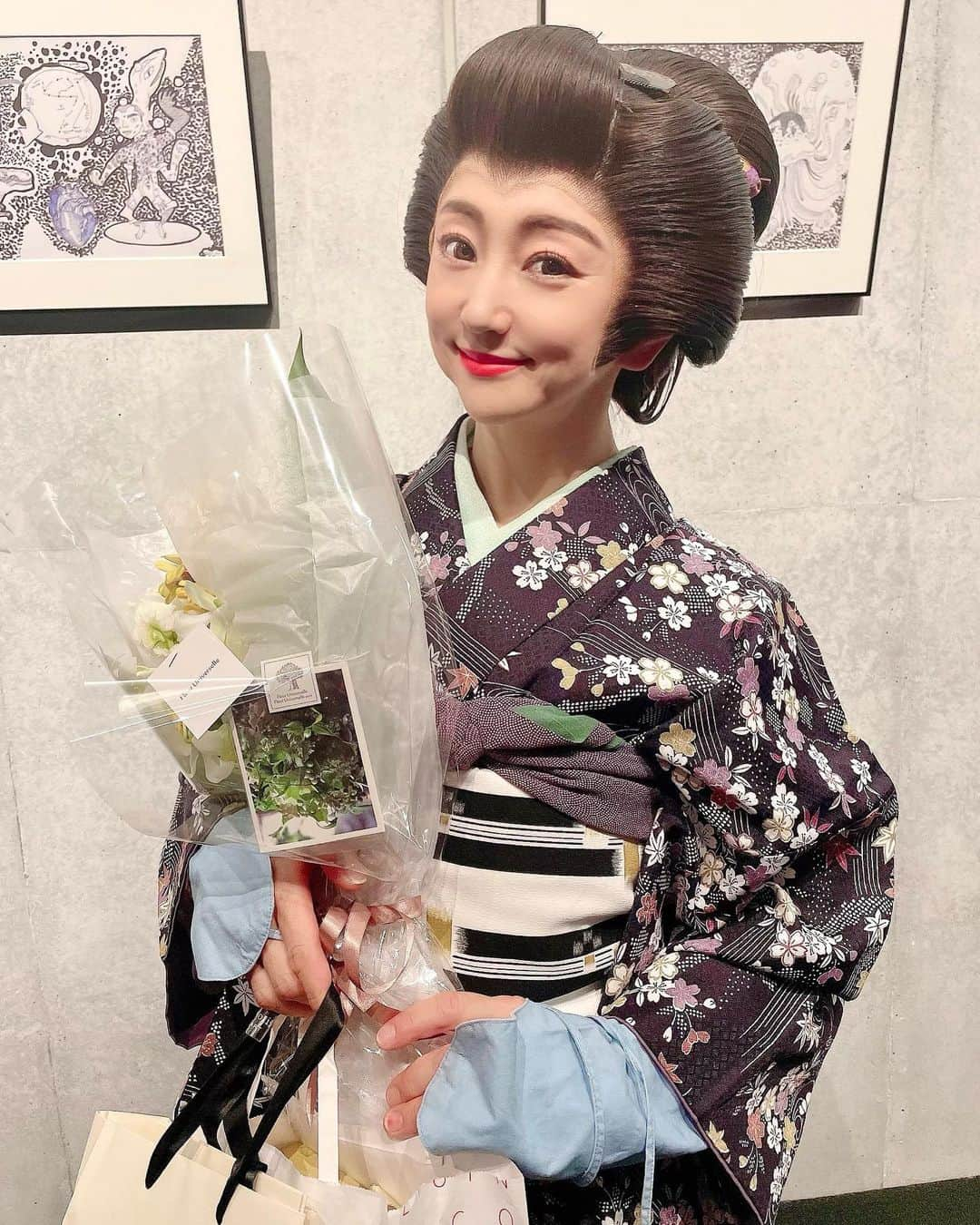 柑谷あゆみのインスタグラム：「東京【座・高円寺】公演、無事終演致しました🌸 満員御礼で、 ご来場くださいました皆様、ありがとうございました🙇‍♀️ 差し入れもありがとう🙇‍♀️✨🫶 お芝居では、前半の「お谷」そのあとの「うた」二役演じました😊 楽屋は早着替えの嵐でやっぱり全衣装の写真撮れなかった😅  月末は京都、徳島公演です🌸 気を引き締めて行ってきます❣️  #座高円寺 #舞台 #時代劇 #着物 #椿欣也　さん」