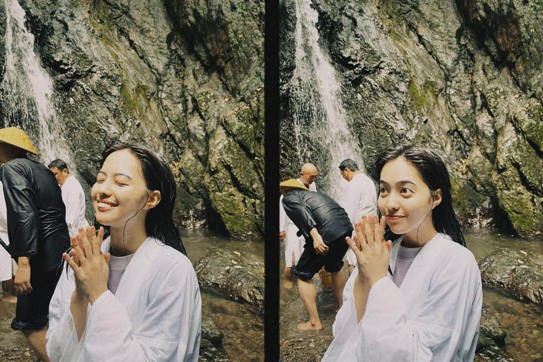 のインスタグラム：「滝行、念願叶いました✌️  お経読んで、走って、軽く登山して、滝行へ。  「一緒に修行する人とが応援してくれて、一体感感じられるよ」っていう経験談が気になって、やりたかったのです。 そして、これが本当だったから面白い！笑  見た目以上に水が冷たくて、寒くて、息できなくて、修行でしたが、『南無大師遍照金剛』と何回も唱えながら、やり抜きました🔥 厄を払えたかな！スッキリ！  皆さんもやってみては！！」