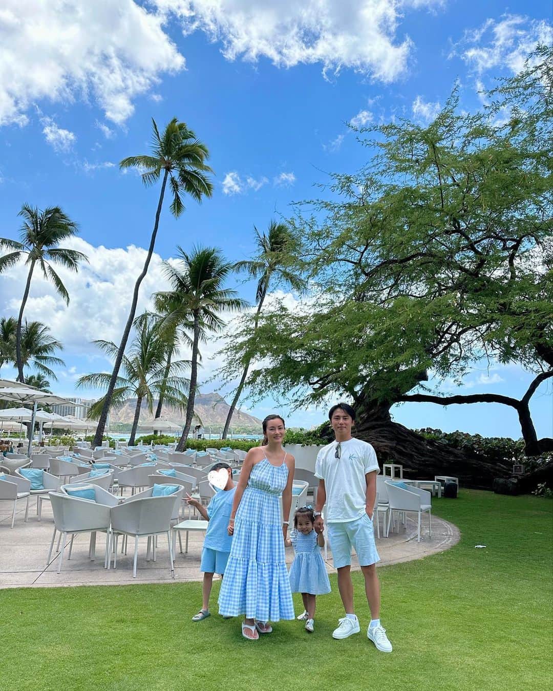 福王寺彩野のインスタグラム：「ハレクラニでサンデーブランチ🍽️🩵 久しぶりに行ったけどめっちゃ美味しくて家族みんなで沢山食べて大満足🫶 予約取れにくいけど私はいつもハワイのレストランはほとんどOpenTableのアプリでこまめにチェックして色々予約してます🥰 #hawaii #halekulani #sundaybrunch #familytime #familyphoto #ハワイ #ハレクラニ #サンデーブランチ #家族コーデ #リンクコーデ #家族写真 #福王寺fam #子連れハワイ」