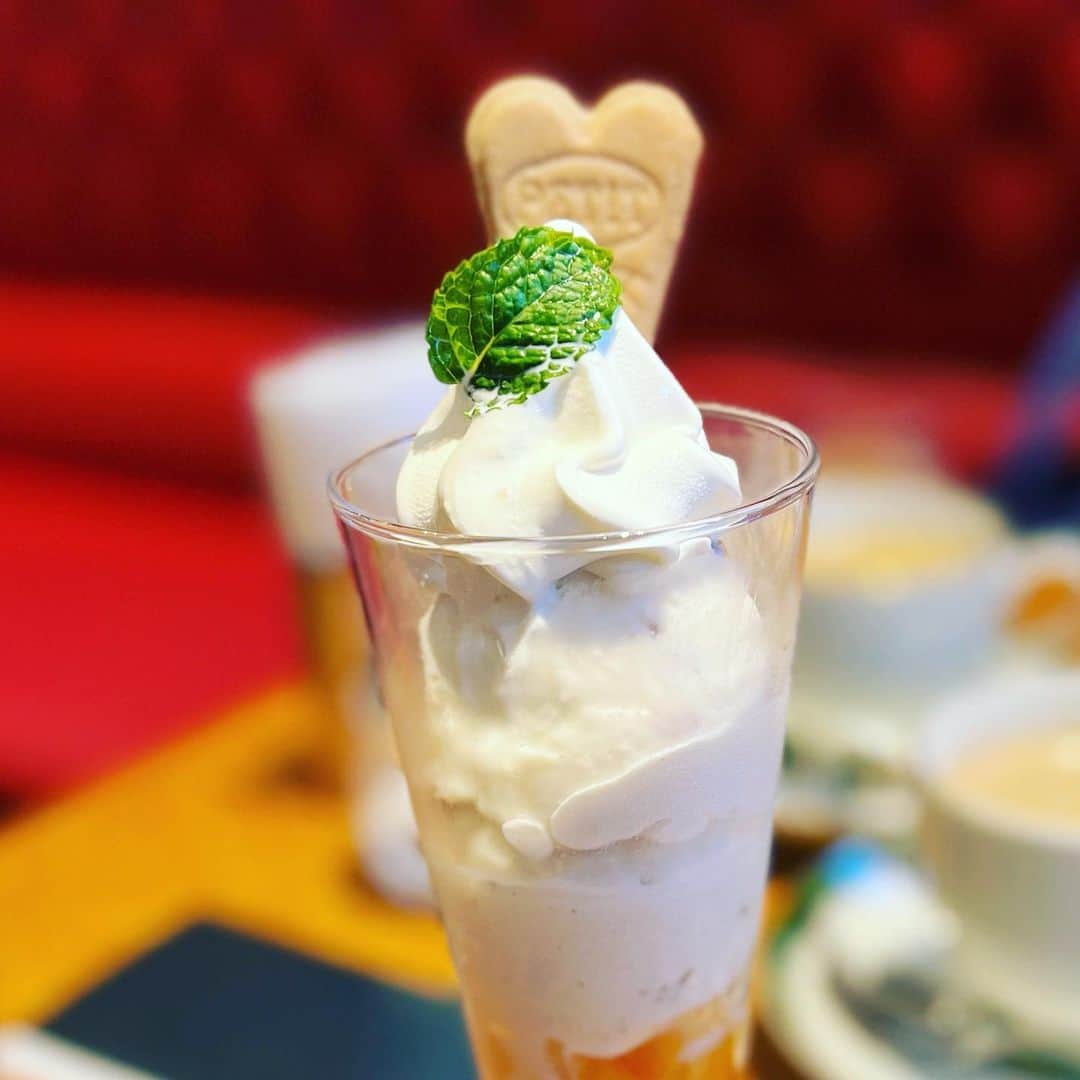 上杉洋史のインスタグラム：「Beating the heat with a cool treat at the café. #summervibes #parfaitperfection」