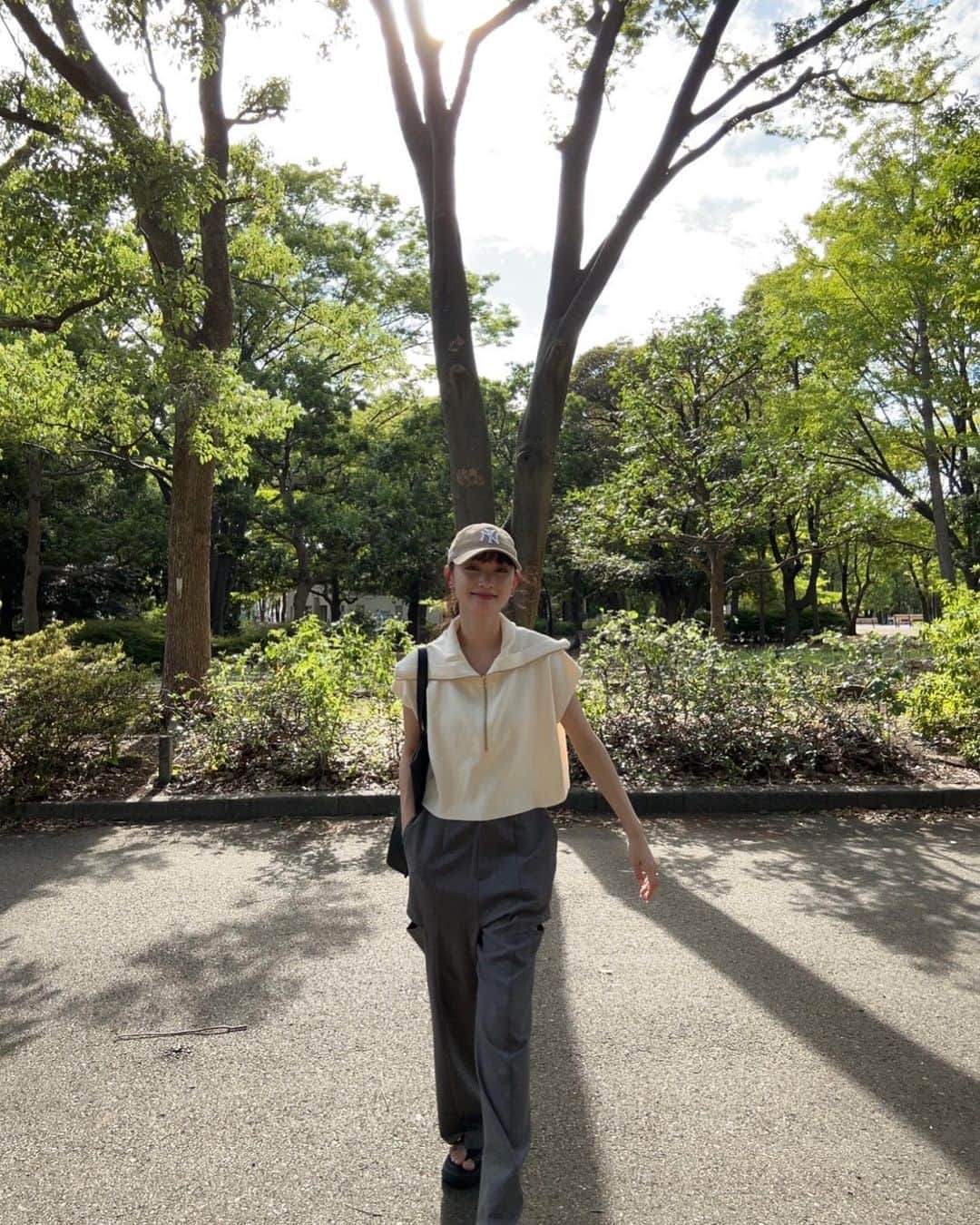 新野尾七奈のインスタグラム：「👕 @lagunamoon_com  👖 @beams_official  👜 @vasic_japan  👡 @murua_official  🧢 @momastorejapan」