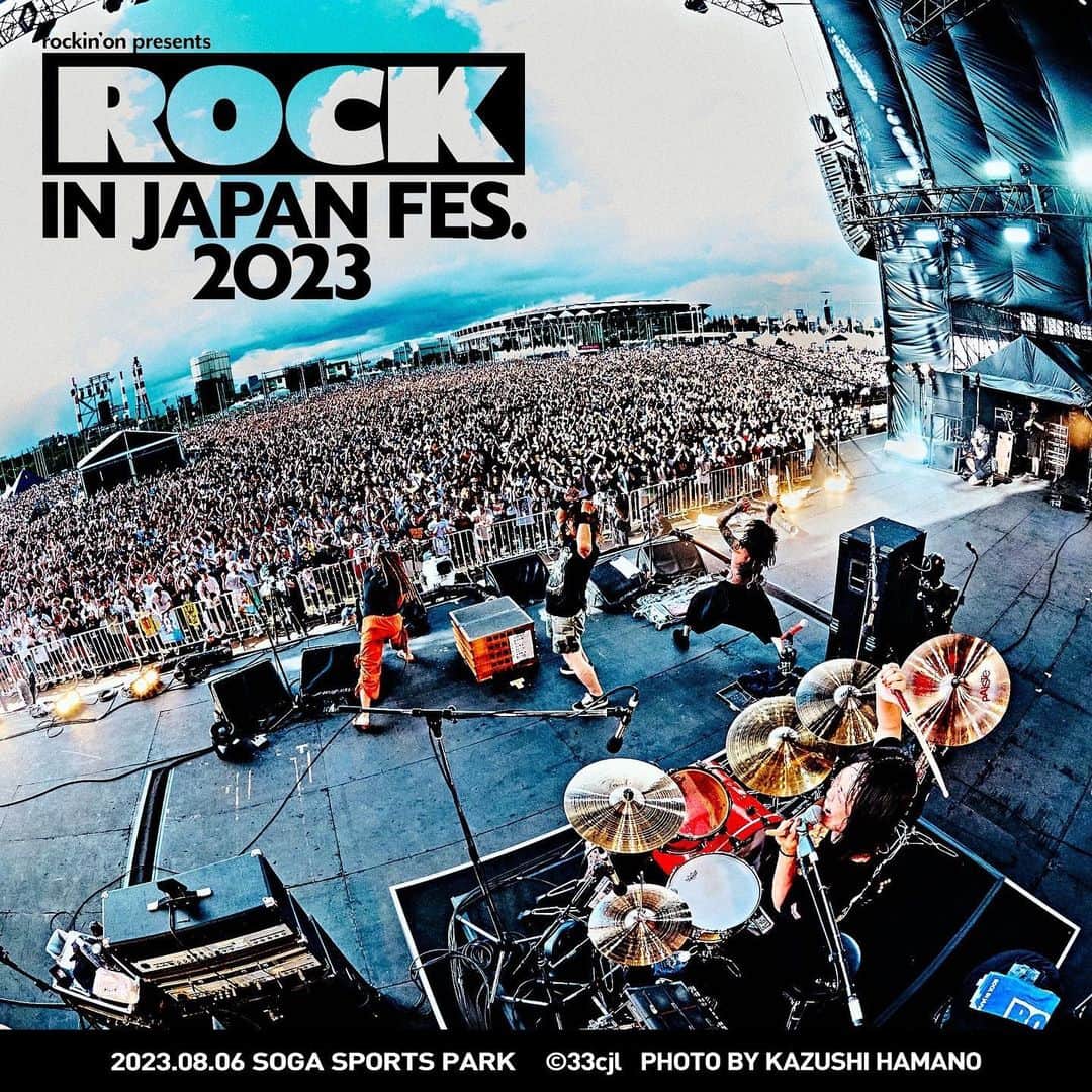マキシマム ザ ホルモンのインスタグラム：「昨日8月6日(日)は、千葉市蘇我スポーツ公園にて開催された“ROCK IN JAPAN FESTIVAL 2023”にホルモンが出演！ 会場は朝から日差しが強いにも関わらず天候が不安定で時々ゲリラ豪雨が降っておりましたが、ホルモンステージでは無事に晴れてくれました。  SEが流れライブが始まると早速ビッグサプライズ！ なんと東京スカパラダイスオーケストラのメンバー全員も一緒に登場！！さらにダイスケはんもスカパラと同じ白いジャケット着てます（笑）　  「特別な夏を始めようぜー！」とコラボ演奏の『恋のメガラバ』でライブがスタート。  2021年10月に大阪で開催されたスカパラのツアーにゲストで出演したとき以来の『恋のメガラバ』コラボ演奏。 しかもDVD「ヅラ対ヅラ」の、あの“隠しコンテンツ”秘蔵映像のひとつだったので、参戦していたお客さんは生で観れて本当にラッキーです！！  一曲目から夏フェスにピッタリ盛り上がること間違いなしの定番曲にホーン隊も加わり、スカのテイストが絶妙にブレンドされたゴージャスな演奏！（10人以上が並ぶステージの見た目も豪華！）  最後はGAMOさんのええ声の「シェケナベイベー」で締めてくれました。  そしてMCでは突如ダイスケはんが頭にヒッピーバンドを着用しだしました。今回残念ながら出演キャンセルとなったSuperfly志帆さんと同じ四国出身ってことで、「なんかしてあげたいなー」と思った形がコレ(写真10枚目)だったようです笑  「SuperflyとSUPER BEAVERがHump Back、いやCome Backしたら！“愛を込めて花束を”持って“名前を呼んで”あげてください！」と出演の叶わなかったバンド達にダイスケはんからの粋なエールでした。  最後は『恋のスペルマ』で踊って笑顔と汗でキラキラに溢れライブが終了。 『恋のメガラバ』で始まり『恋のスペルマ』で終わるという、ワンステージで「恋」シリーズ開幕＆締めはなかなかレアなのではないでしょうか！汗だくになりながら笑顔でヘドバンをかましハッピーな気持ちになりました♪  …と、思いきや！？ ステージスクリーンには緊急警告音と共に、ハッピーボーイによる映像が流れ始めました。  ちなみにハッピーボーイとは、　 「ガキ使」の「ハイテンションザ・ベストテン」の企画で登場した、ますだおかだの岡田圭右さんのキャラです（笑）  曲名が伏せられた新曲の正式タイトルをなんとここでサプライズ発表！！  突然のことに戸惑いと興奮で気持ちが高まり、落ち着くのに時間がかかりました笑  さらに、新曲『恋のアメリカ』のMusic Videoがホルモン公式YouTubeにて公開される事も発表され　　 会場を沸かせました。  誰もが連続で絶対2回以上は観てしまう、　 何回でもおかわりできちゃう最高のMVになっています！ まだご視聴になっていない方は是非ご覧ください。  また『恋のアメリカ』ジェネリック盤CDが現在ワーナーミュージック・ジャパン通販サイトにて受注販売中！ 【本日8月7日(月)23:59まで】となっておりますので欲しい方は是非お申し込みください✨（このタイミングを逃すと二度と手に入れることができません！)  本日の写真は10枚。セットリストと共にお楽しみください。  by ミミカジルスタッフ  タニ  Photo by @hamanokazushi  -SETLIST- 1.恋のメガラバ feat. 東京スカパラダイスオーケストラ 2.maximum the hormone Ⅱ 〜これからの麺カタコッテリの話をしよう〜 3.「F」 4.ぶっ生き返す!! 5.ロックンロール・チェンソー 6.恋のスペルマ  #RIJF2023 #マキシマムザホルモン」