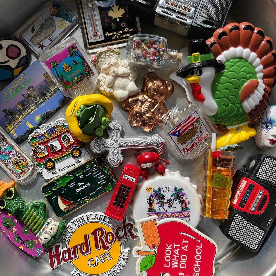 kiarrysのインスタグラム：「Vintage Souvenir Refrigerator Magnets ¥580~  おみやげ磁石パート2  映画に出てくるような冷蔵庫の演出に！」