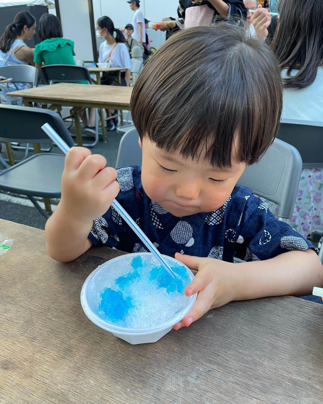 芽華ららさんのインスタグラム写真 - (芽華ららInstagram)「🍧💓🍧💓🍧 ⁡ 𝒔𝒖𝒎𝒎𝒆𝒓 𝒇𝒆𝒔𝒕𝒊𝒗𝒂𝒍  ⁡ 今年も沢山お祭りへ🩷 とっても楽しみにしてたお祭りには私も久しぶりに浴衣を着ました🤭💕 暑すぎて日中はなかなか出掛ける気になれないから夕方からお出掛けするのにちょうどいい✨✨ ヨーヨー釣りもスーパーボールすくいも1人でできるようになりました☺️ カキ氷は青で！と自分でオーダーするように😂💙 たまにだから良いかな、、、😇 ⁡ #summerfestival #2yboy #夏祭り#浴衣#夏 #ratastagram #❤️」8月7日 16時23分 - rara.world