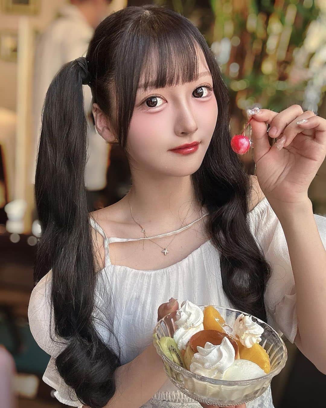 真崎千波のインスタグラム：「🍮🍒🍴 * #新世界 でとてもレトロで可愛いカフェにメンバーのれいちゃんとライブ前に行ってきた！ 甘すぎるの苦手でケーキとか食べれない私でもバクバク食べちゃう自家製プリン美味しかった…… * #カフェ #カフェ巡り #カフェランチ #オムライス #プリンアラモード #レトロ喫茶 #新世界グルメ  #lfl #instagood #idol #japanesegirl #japanesefood #アイドル #自撮り界隈 #自撮り女子 #前髪ぱっつん #ツインテール #ツインテールアレンジ」