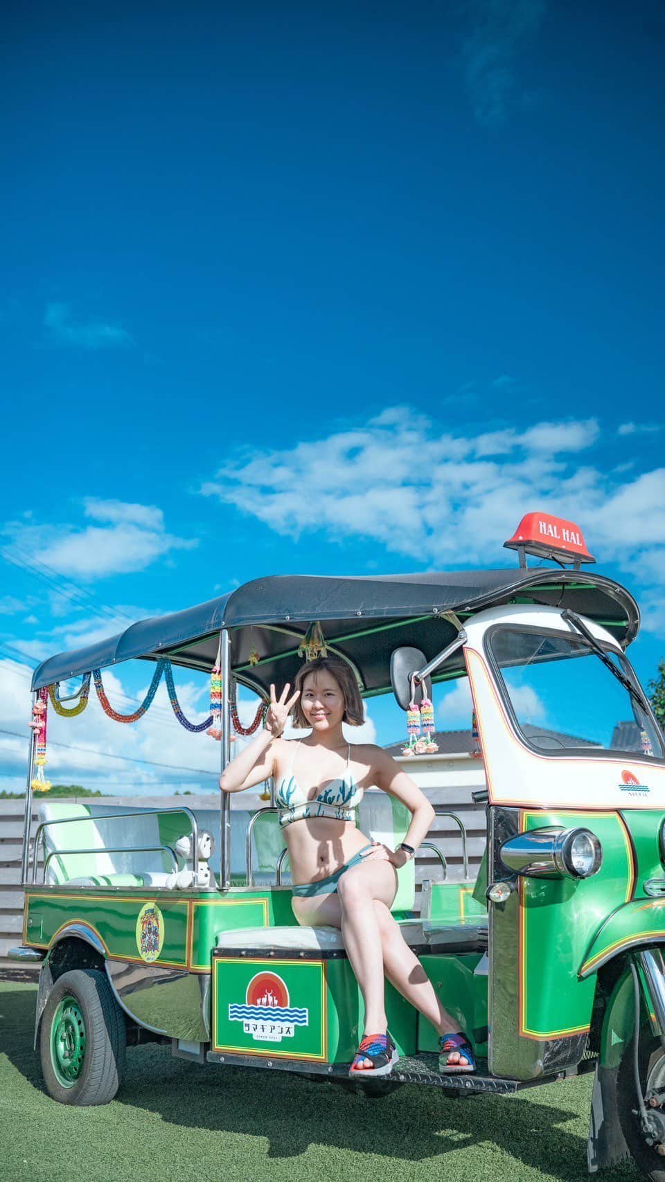 奈良岡にこのインスタグラム：「なにココ海外？ いいえ、ここは茨城県です。  トゥクトゥク🛺で外気浴して、そのままプハァ〜🍺が出来るのは茨城県にあるツマギアンズ @tsumagians   もちろん飲酒運転はダメ絶対！😂😂😂  #トゥクトゥク好きな人と繋がりたい #トゥクトゥクのある生活 #イバラキイキタイ」