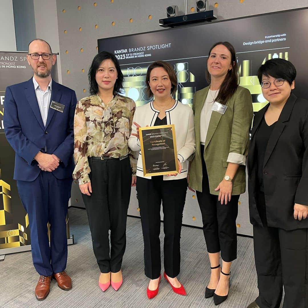 のインスタグラム：「Brand SHISEIDO has been ranked as the number one brand in the Female Beauty Skincare category and 14th overall in the Kantar BrandZ Top 30 Strongest Brands in Hong Kong.  This ranking, released by Kantar, a leading marketing data and analytics company, showcases brand‘s power and success in brand building, innovation, and omni-channel transformation. The report analyzes brands over a two-year period to identify those with the most cultural power and emotional connection with consumers.  Brand SHISEIDO has not only excelled in customer-centric experiences but has also embraced data-backed and omni-channel transformation, such as the MY POWERFUL HEARTBEAT – ULTIMUNE 3.0 Campaign, the first OMO retail experience and the debut of SHISEIDOVERSE Beauty Metaverse customer journey.  These efforts have allowed us to deepen its connections with local consumers and lead the market.  ブランドSHISEIDOは「Kantar BrandZ Top 30 Strongest Brands in Hong Kong」の女性美容スキンケア部門で1位、総合14位にランクインしました。 このランキングは、マーケティング・データ分析をけん引する企業Kantarが２年間に渡る分析を通じて、生活者との文化的・感情的な繋がりを持つブランドを調査し発表したもので、ブランド構築、イノベーション、オムニチャネル変革におけるブランド力と成果が評価されました。 ブランドSHISEIDOはお客さまへの価値ある購入体験の提供だけでなく、初のOMOリテール体験となるMY POWERFUL HEARTBEAT - ULTIMUNE 3.0キャンペーンや、ビューティーメタバースキャンペーンのSHISEIDOVERSEカスタマージャーニーなど、データに基づくオムニチャネル変革に取り組むことで生活者との繋がりを深め、市場をリードしています。  #shiseidohongkong #shiseidohk #shiseido #hongkong #kantarbrandz #資生堂 #資生堂香港」