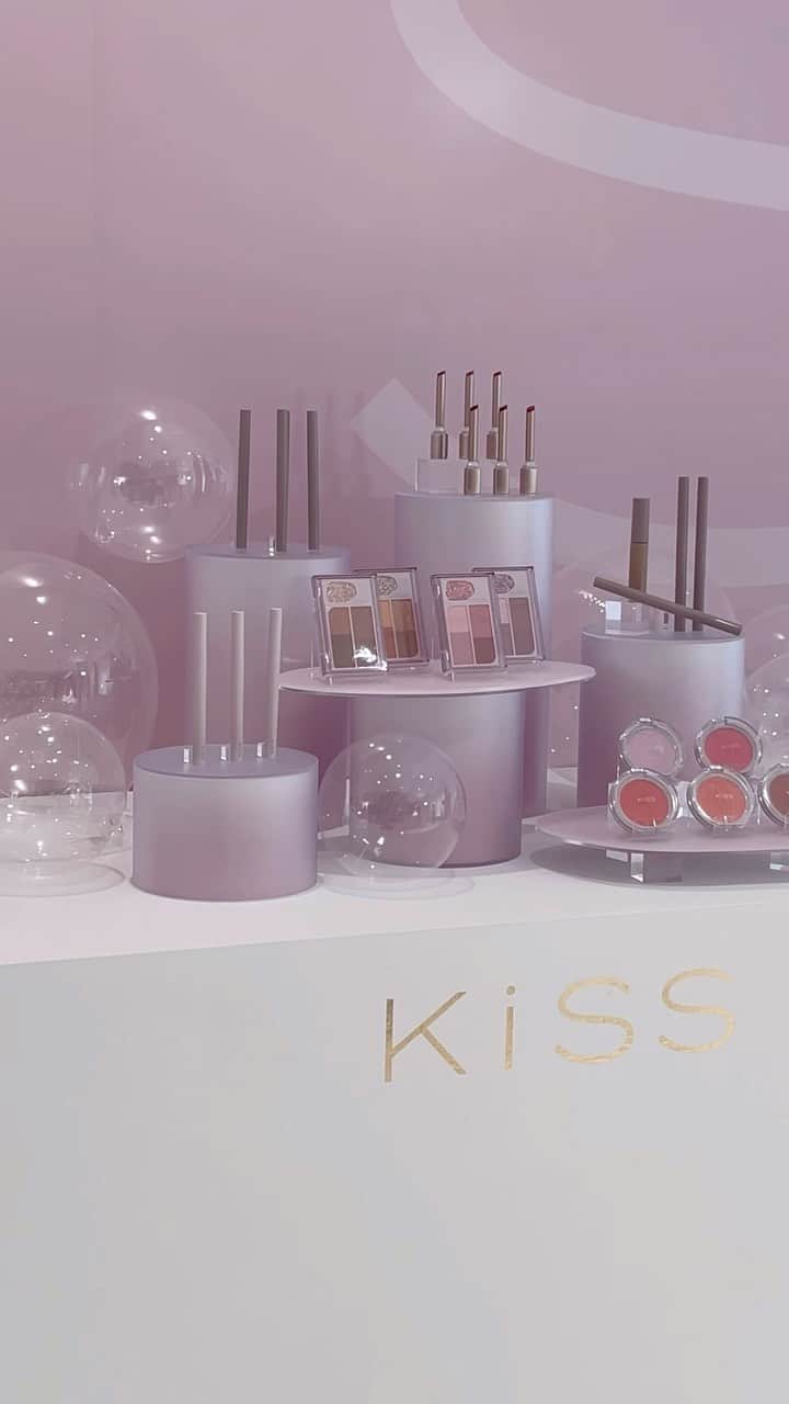 ALISAのインスタグラム：「【KiSS】のブランドリニューアル＆新商品発表会に 参加してきました♡ 見た目が可愛すぎるアイシャドウに むにゅシャリのチークに 実用的な細リップ♡ 明日早速Kissでメイクしよう♪ @kiss.cosmetics  #Kiss#もしキス2023 #新作コスメ #新作発表会#東京 #メイクアップアーティスト」