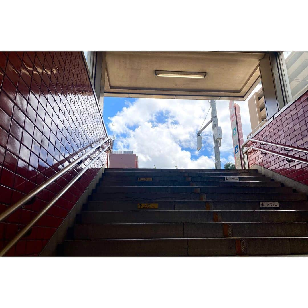 永池南津子さんのインスタグラム写真 - (永池南津子Instagram)「駅の階段を上ろうと目線を上げたら 夏空が切り取られていて、 それだけでもう込み上げてくるものがある。 夏、好きだなぁ。 暑いけど。 昨日も飲みすぎて二日酔いだけど 夕方近くになったら いそいそとオツマミ作り始めちゃう。 私の夏休み。 　 #夏 #summer #2023年夏 #夏になると投稿増えがち」8月7日 16時53分 - natsuko_nagaike