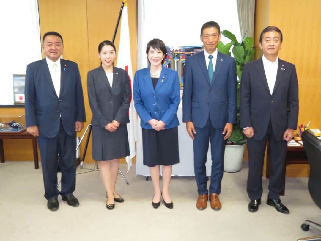 高市早苗のインスタグラム：「8月7日 諏訪理宇宙飛行士候補者・米田あゆ宇宙飛行士候補者より表敬訪問を受ける」