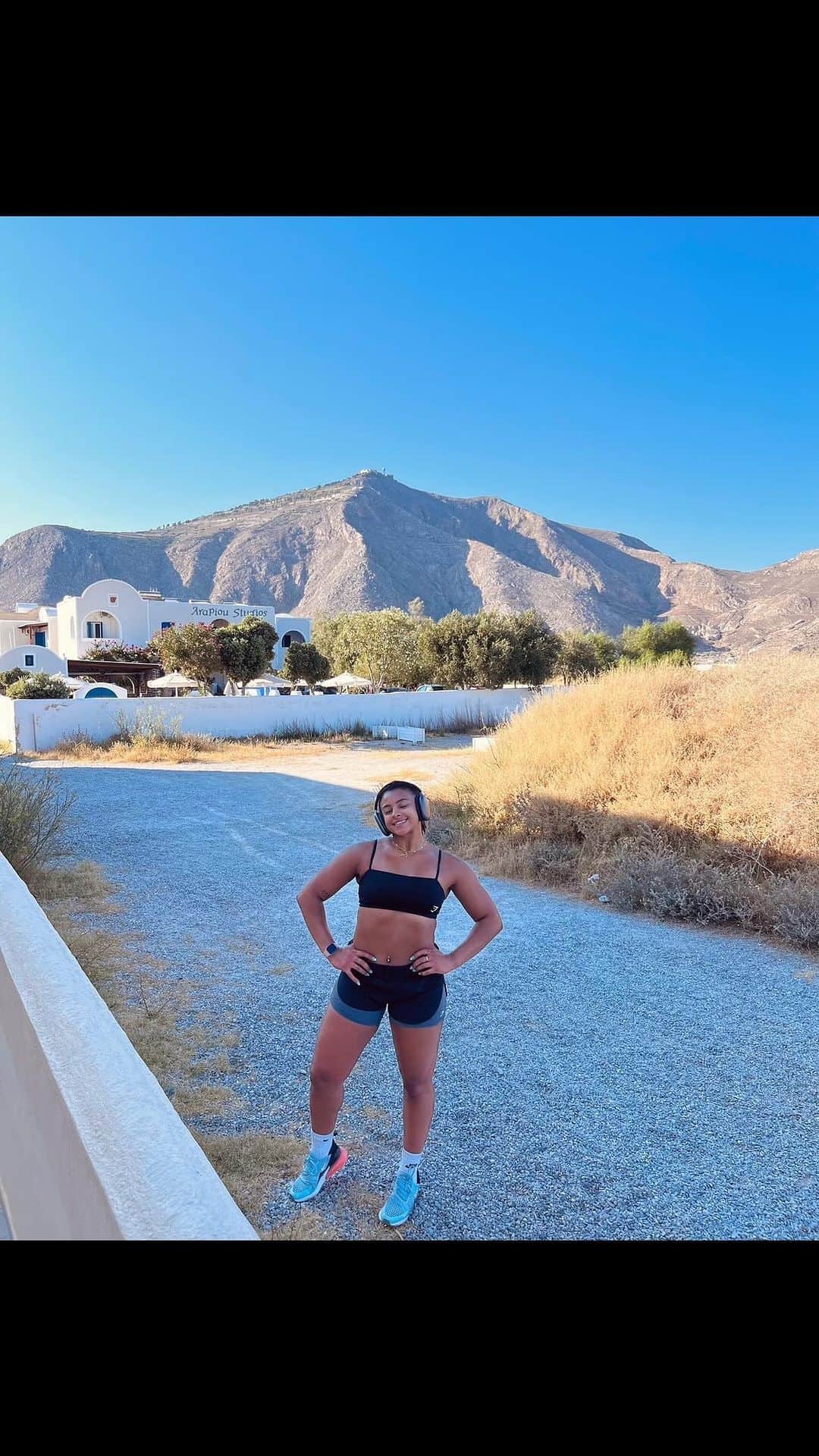 のインスタグラム：「40 Mins Full Body (holiday edition)✨   Nice quick HIIT to keep you feeling good whilst your on holiday or in your normal day to day routine.  I made them into TRI sets just so I could get more done in a shorter amount of time!  X10 of each exercise + 3 rounds of each set🫶🏽   TRI sets 1: - Squats  - Bench Press  - weighted flutter kicks   TRI set 2: - Cable face pull  - Elevated Reverse lunges  - AB Crunches   TRI set 3:  - Single Leg RDL  (Phone decided to die so I couldn’t film the last two exercises 🥲)  - Bicep curl  - Bear hold Shoulder taps   Finished off with some extra core💪🏽 Taking on new clients for your post holidays pick me up! Hit the link in my bio for 1-1 training or just drop me a DM💌 @embrace_enhancecoaching」