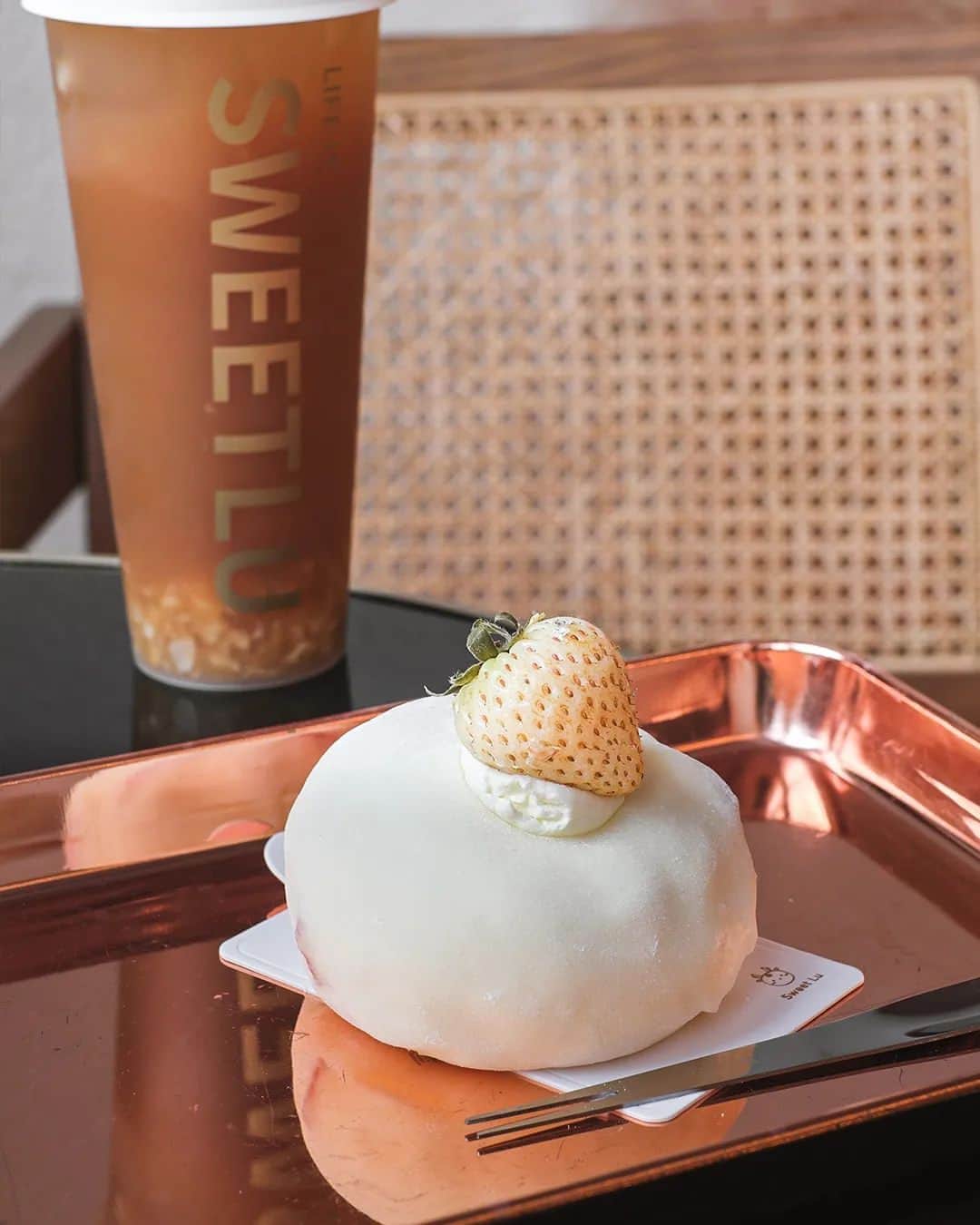 Erinaのインスタグラム：「White Strawberry Mochi Snowball⛄️  Strawberry shortcake 🍰(ish) wrapped in stretchy Mochi🍓  It was bigger than I expected 😂  Limited item until this weekend at @sweetlu_official 🐇 #シドニー」