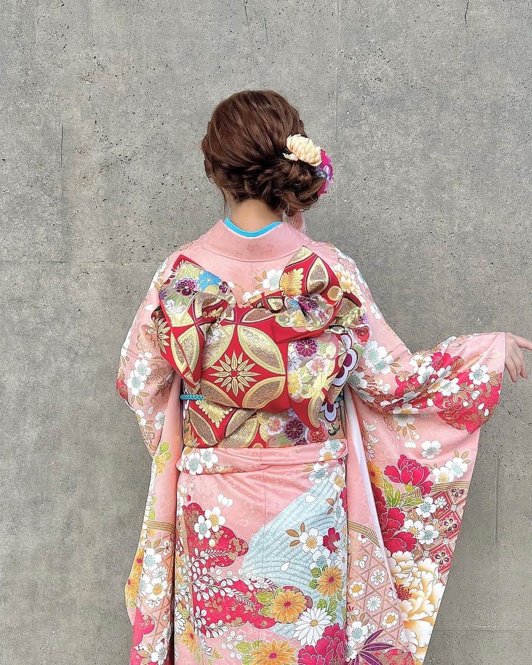 リナフランチェスカさんのインスタグラム写真 - (リナフランチェスカInstagram)「初めての京都コレクション🩷 歩いてるところはストーリーに載せてます🫣   素敵な振袖を着せて頂いて、 ステージでまさかの紹介までして頂きました♡ 呼んで頂いてありがとうございました🥰  七宝柄の帯が好きで自分で買おうと迷ってたぐらいやったのに、 今回衣装が七宝柄で運命感じた😳  MATAHARIさんのフラワーウォールも すごい素敵だった… 頂いたお花お家に飾ってます💐    あと！偶然京都テレビのロケで、お友達芸人さんのTOP SECRETさんが来てて、 ちょっと出演させて頂きました📺 9月に放送らしいです～ フォロワーさんで京都の人いるかな？🥺    Special Thanks♡  @kyoto_loody  @befine_1988 @ulhasalon @hairsalon_aell @gion_rola @demode_lab @ecc_hairmakeartist @ecc_totalbeauty @hairmake_kyoto_ha @kyobe_kyoto @kyotoiken_beauty @vantandesigninstitute.osaka   #京都コレクション #SISUI #matahari #七宝 #七宝紋 #七宝柄 #京コレ #ファッションショー #関西モデル #関西フリーモデル #和装モデル #振袖モデル #着物モデル #大倉士門 #京都テレビ #京都 #和装 #着物 #振袖 #振袖ヘア #振袖ヘアアレンジ #着物ヘア #着物ヘアアレンジ #和装ヘア #和装ヘアアレンジ #ちぇすか #kyotocollection #kyotocollection2023 #京都コレクション2023」8月7日 16時52分 - rinachesca