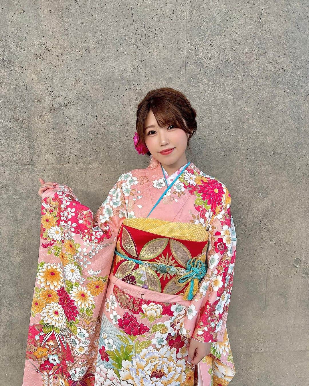 リナフランチェスカさんのインスタグラム写真 - (リナフランチェスカInstagram)「初めての京都コレクション🩷 歩いてるところはストーリーに載せてます🫣   素敵な振袖を着せて頂いて、 ステージでまさかの紹介までして頂きました♡ 呼んで頂いてありがとうございました🥰  七宝柄の帯が好きで自分で買おうと迷ってたぐらいやったのに、 今回衣装が七宝柄で運命感じた😳  MATAHARIさんのフラワーウォールも すごい素敵だった… 頂いたお花お家に飾ってます💐    あと！偶然京都テレビのロケで、お友達芸人さんのTOP SECRETさんが来てて、 ちょっと出演させて頂きました📺 9月に放送らしいです～ フォロワーさんで京都の人いるかな？🥺    Special Thanks♡  @kyoto_loody  @befine_1988 @ulhasalon @hairsalon_aell @gion_rola @demode_lab @ecc_hairmakeartist @ecc_totalbeauty @hairmake_kyoto_ha @kyobe_kyoto @kyotoiken_beauty @vantandesigninstitute.osaka   #京都コレクション #SISUI #matahari #七宝 #七宝紋 #七宝柄 #京コレ #ファッションショー #関西モデル #関西フリーモデル #和装モデル #振袖モデル #着物モデル #大倉士門 #京都テレビ #京都 #和装 #着物 #振袖 #振袖ヘア #振袖ヘアアレンジ #着物ヘア #着物ヘアアレンジ #和装ヘア #和装ヘアアレンジ #ちぇすか #kyotocollection #kyotocollection2023 #京都コレクション2023」8月7日 16時52分 - rinachesca