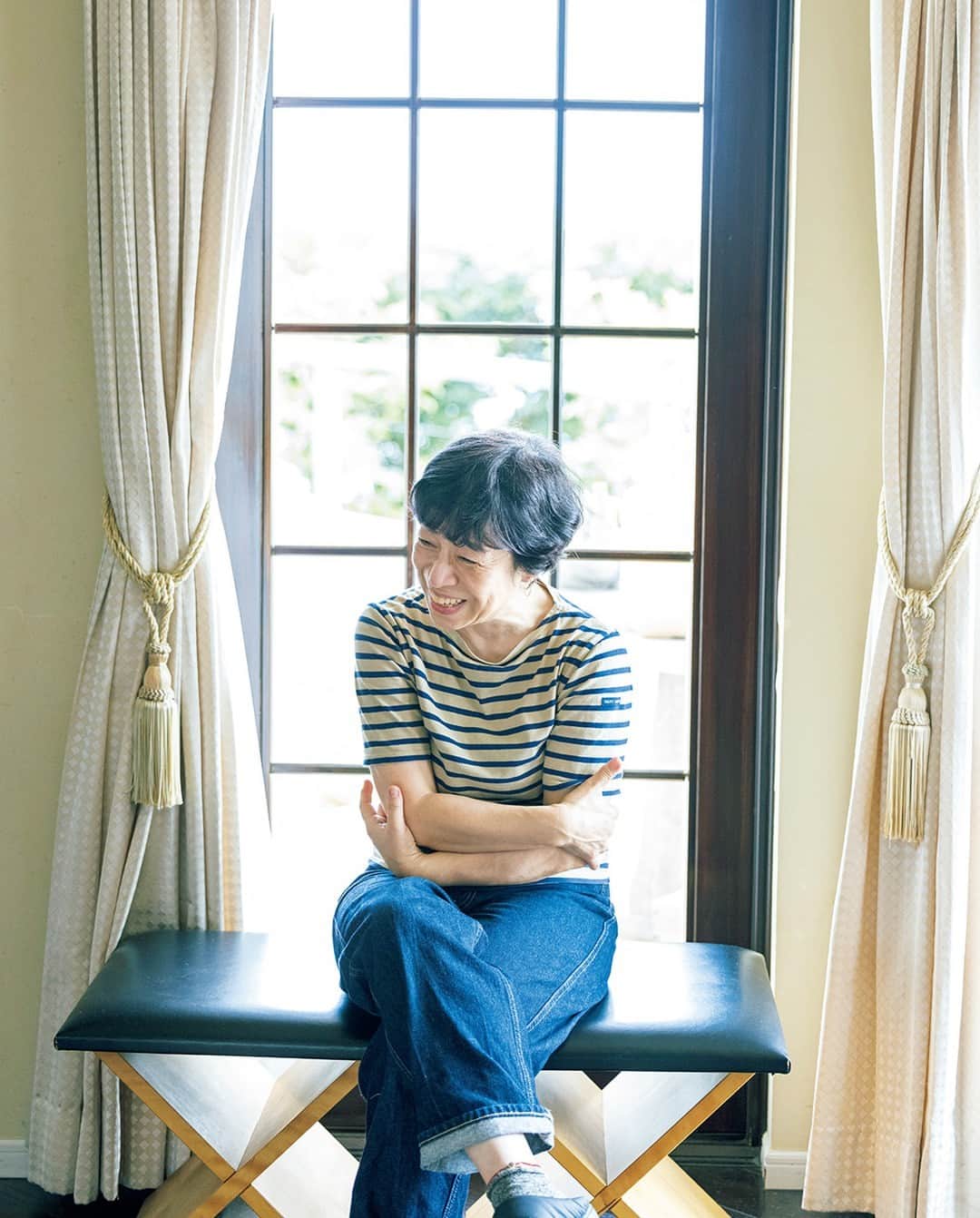 &Premium [&Premium] magazine.さんのインスタグラム写真 - (&Premium [&Premium] magazine.Instagram)「若い頃に桐島洋子の『聡明な女は料理がうまい』を読み、初めてひとり暮らしの台所を楽しめたという、飛田和緒さん（@hida_kazuo）。本の中には、冷蔵庫を漁ってありあわせでオニオングラタンスープをこしらえるエピソードも。「ああ、料理ってこんな感じでもいいんだって、すごく肩の力が抜けたんです」。最新号は「暮らしの本」。 photo : @noriokidera #andpremium #アンドプレミアム #暮らしの本 #thebetterlifebook #飛田和緒 #桐島洋子 #料理エッセイ #料理本 #クックブック #レシピブック #レシピ本 #オニオングラタンスープ #本棚」8月7日 17時03分 - and_premium