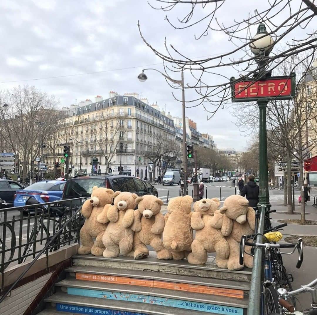 My Little Parisのインスタグラム：「Pour la moyenne des ours, le lundi matin ne devrait pas exister. 🇬🇧: If you stayed in bed this morning, you are smarter than the average bear. (📸: @‌mmetomato_paris)」